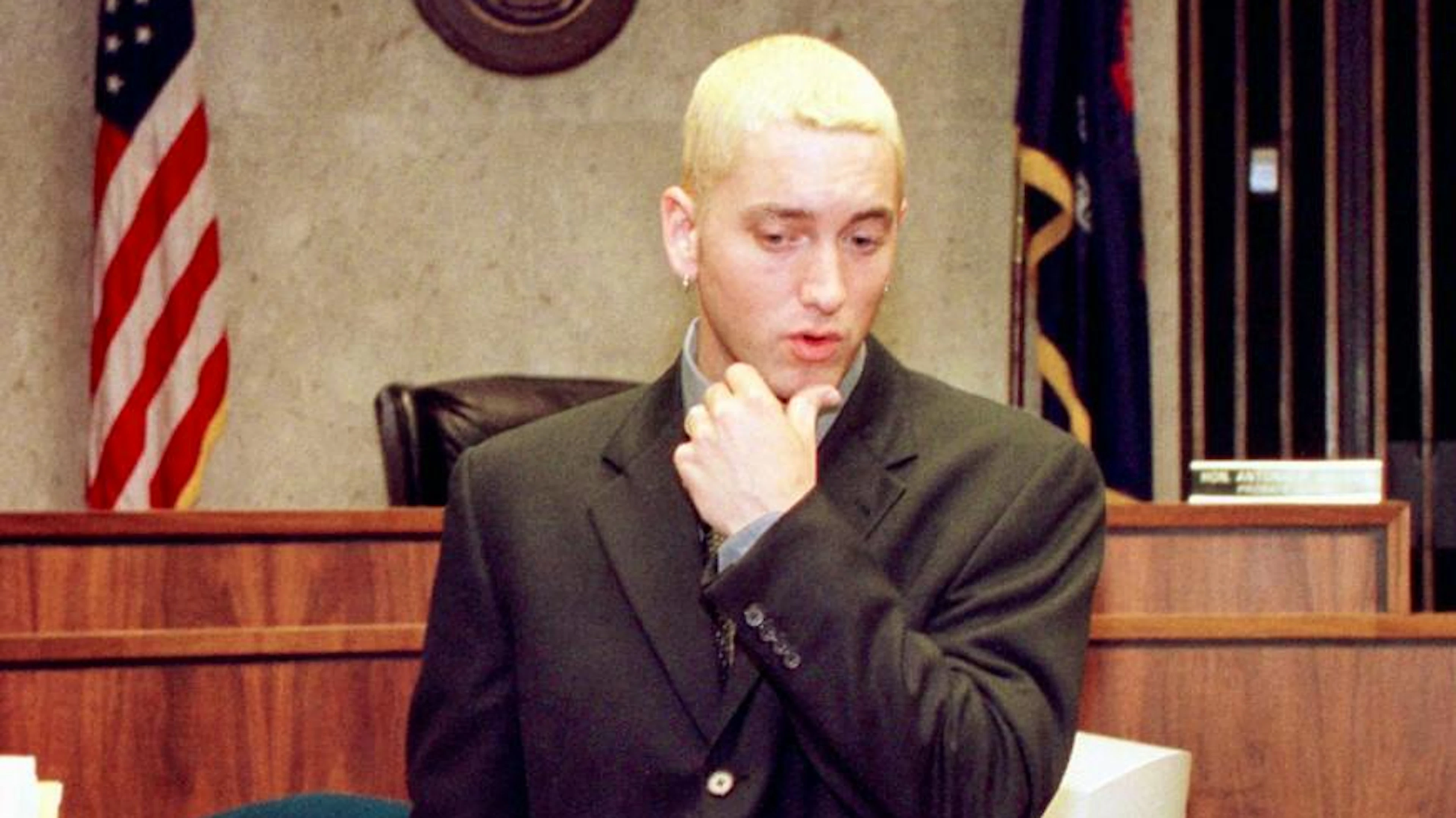 In einem Wohnwagenpark in Detroit gross geworden, wechselte Eminem (eigentlich: Marshall Bruce Mathers III,) unzählige Male die Schule, bevor er in der neunten Klasse abging. Seine Mutter beschrieb er als drogenabhängig und gewalttätig. Heute lebt er immer noch in Detroit, allerdings in einer guten Gegend.