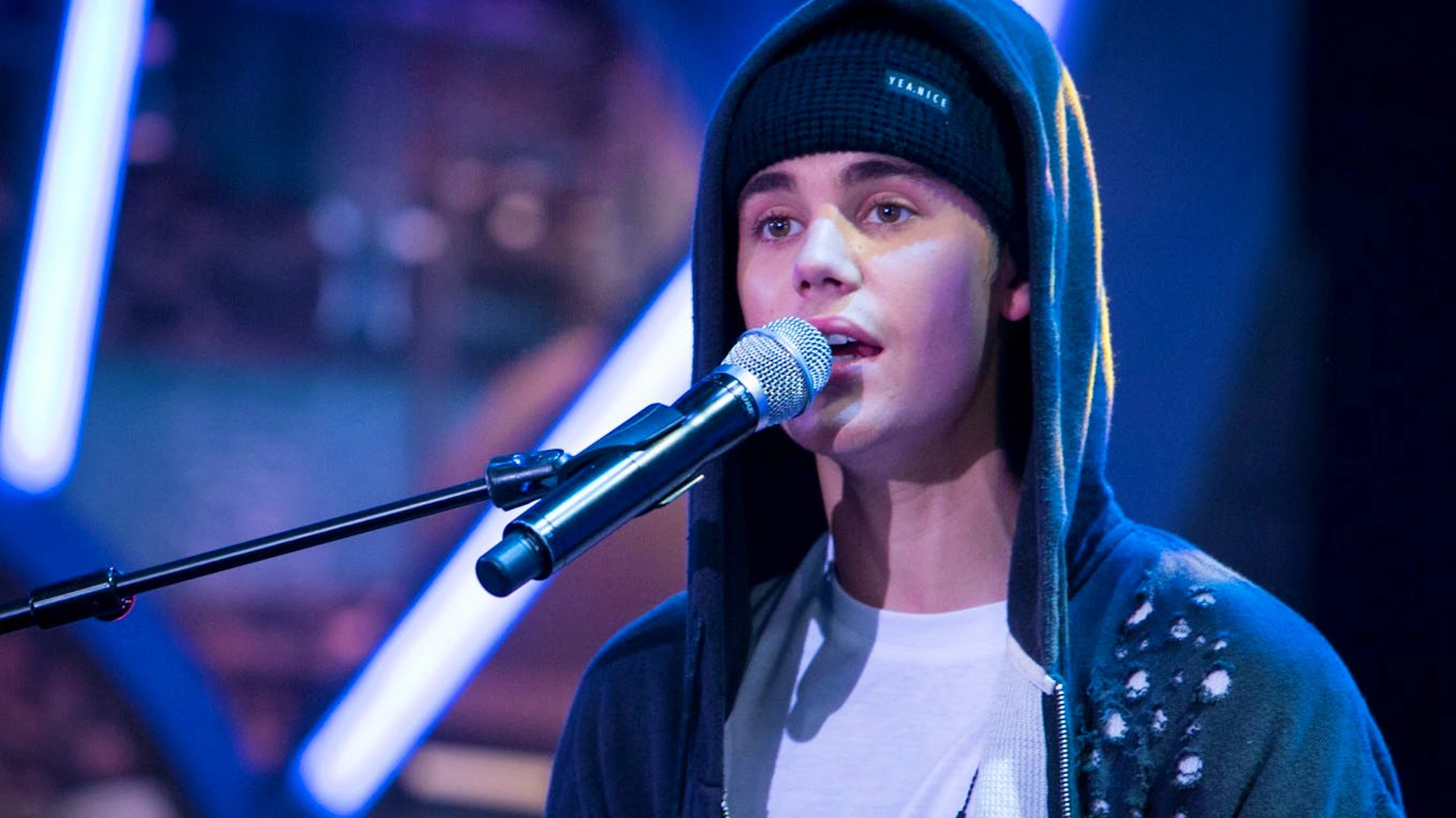 Justin Bieber lebte bei seiner Mutter in Stratford in Ontario unter der Armutsgrenze, der Vater sass wegen Körperverletzung im Gefängnis. Den Lebensstandard von damals beschreibt er heute als «schmutzig». Ungern erinnert er sich an die Ausziehcouch, die ihm als Bett diente. Heute wird sein Vermögen auf 130 Millionen Dollar geschätzt – genug Geld für viele Luxusbetten.