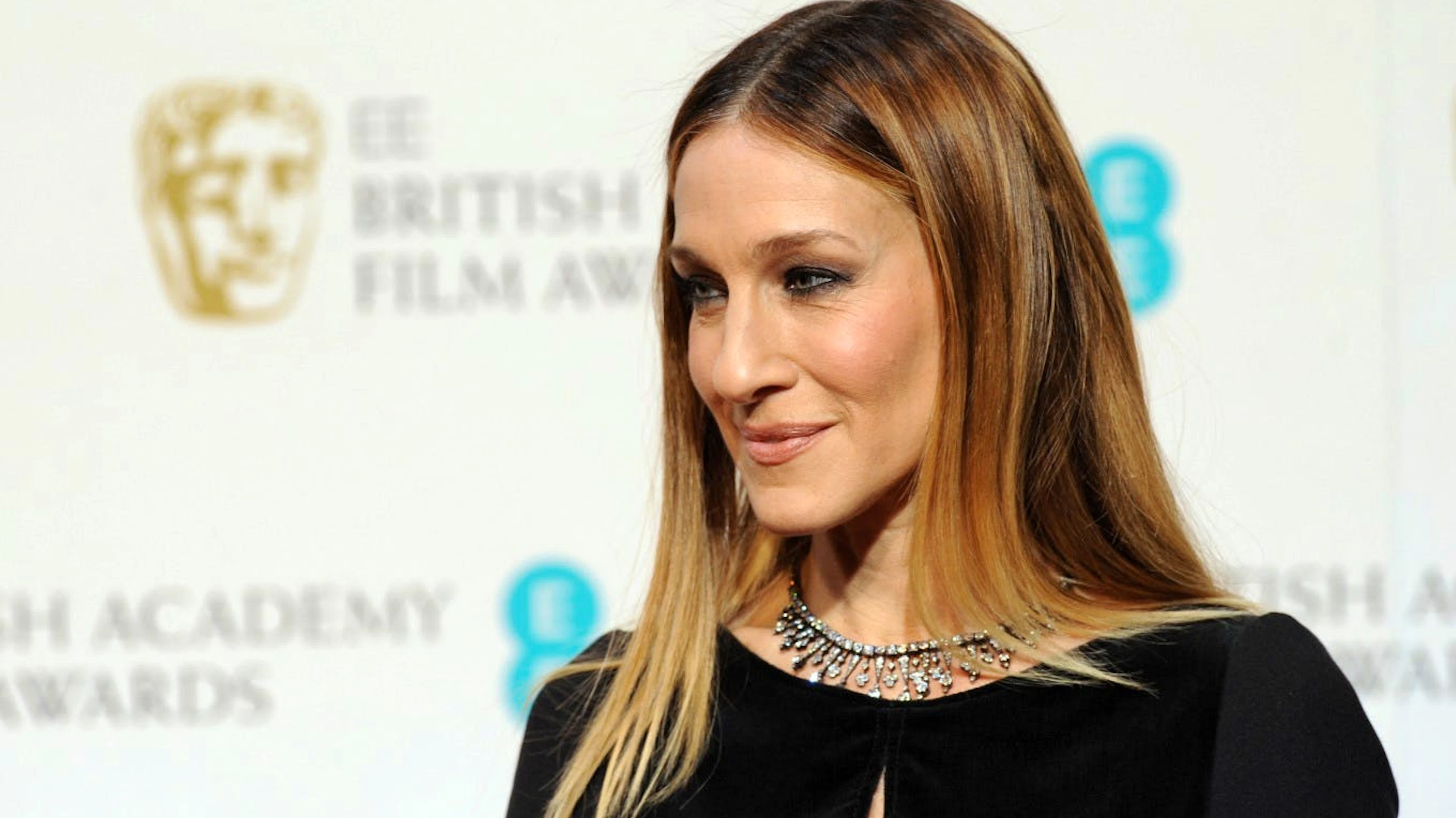 Stattdessen musste sich Sarah Jessica Parker in einer Kleinstadt in Ohio mit Klamotten aus Second-Hand-Läden zufriedengeben. Sie wuchs mit sieben Geschwistern in einer Familie auf, die auf Sozialhilfe angewiesen war. Des Öfteren gab es keinen Strom zu Hause, und Geldeintreiber standen vor der Tür, erinnert sie sich.