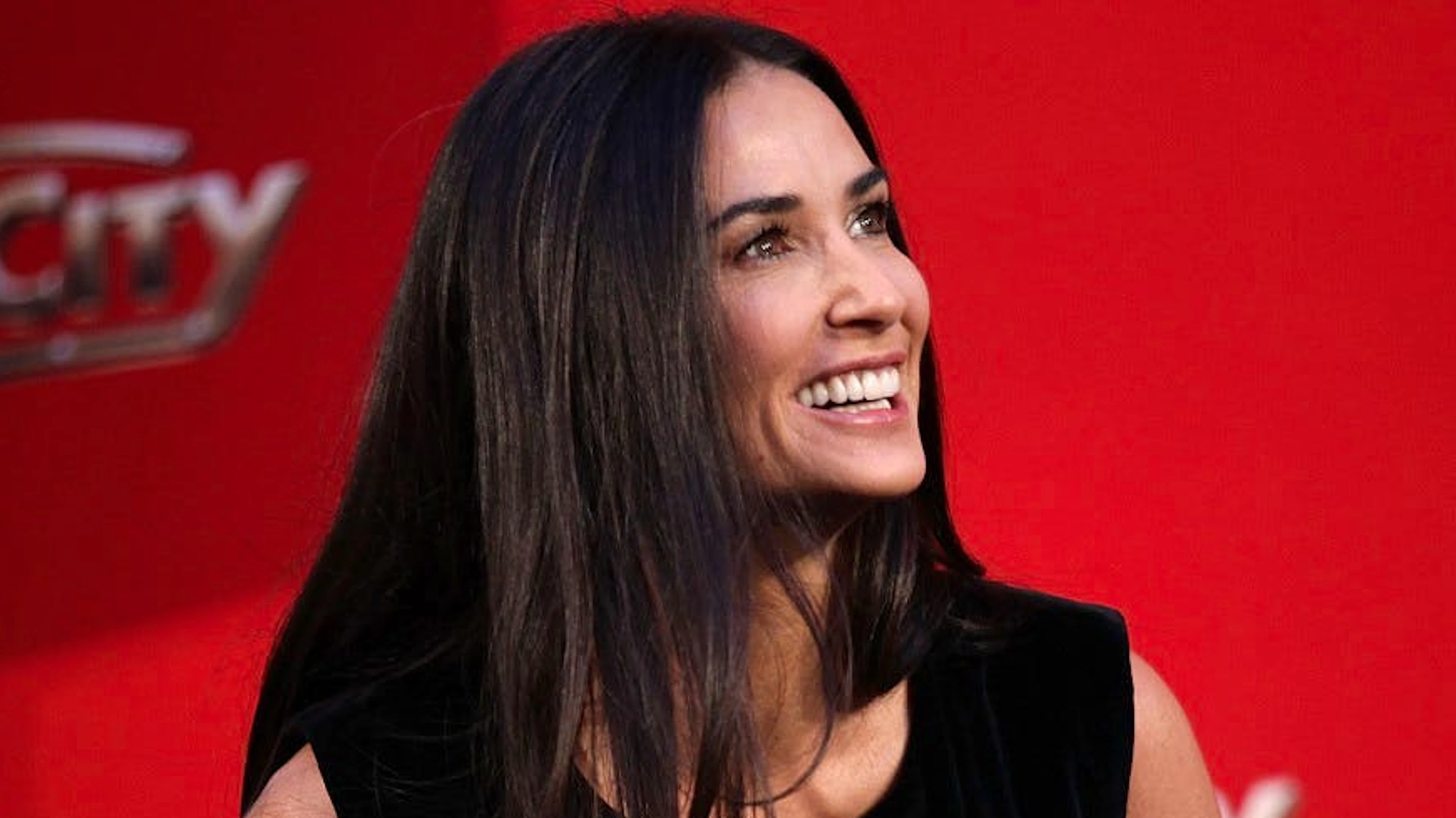 Demi Moore stammt aus zerrütteten Familienverhältnissen: Nachdem die alkoholkranke Mutter zum zweiten Mal heiratete, zog die Familie über 30 Mal um. Demi Moore ging mit 16 von der Schule ab und überwarf sich mit ihrer Mutter. Aus dem Leben in Trailerparks flüchtete sie nach Los Angeles, um den Traum von der Modelkarriere und der Schauspielerei wahrzumachen.