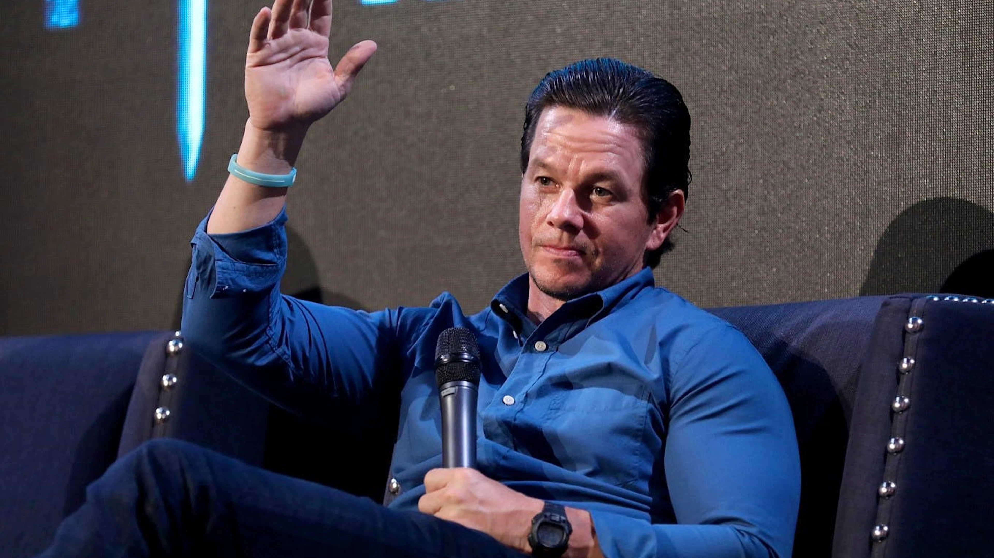 Mit neun Geschwistern wuchs Mark Wahlberg in ärmlichen Verhältnissen in einem Bostoner Arbeiterviertel auf. Er schmiss die Schule und musste schon im Alter von 13 Jahren für 45 Tage in den Knast. Eine Kehrtwende in seinem Leben, denn Wahlberg beschloss durch diesen Weckruf, sein Leben zu ändern.