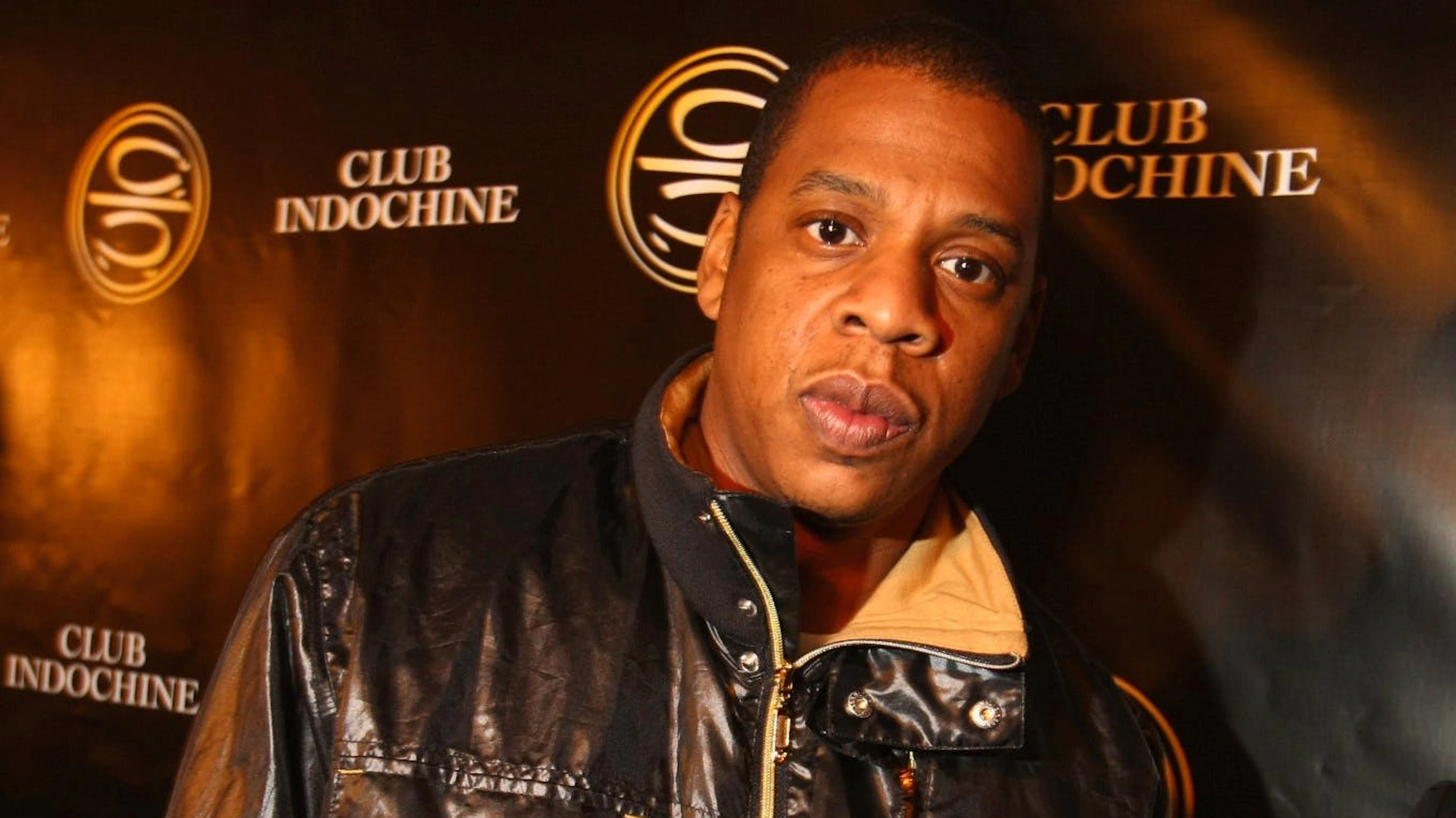 Shawn Corey Carter, alias Jay Z, wuchs im Ghetto von Brooklyn auf. Bereits mit 14 Jahren verkaufte er Crack. Dass er drei Kugeln überlebte, trug zur Legendenbildung bei. Stolz auf sein Leben ist er erst, seit er den Absprung aus dem Kriminellen-Milieu geschafft hat.