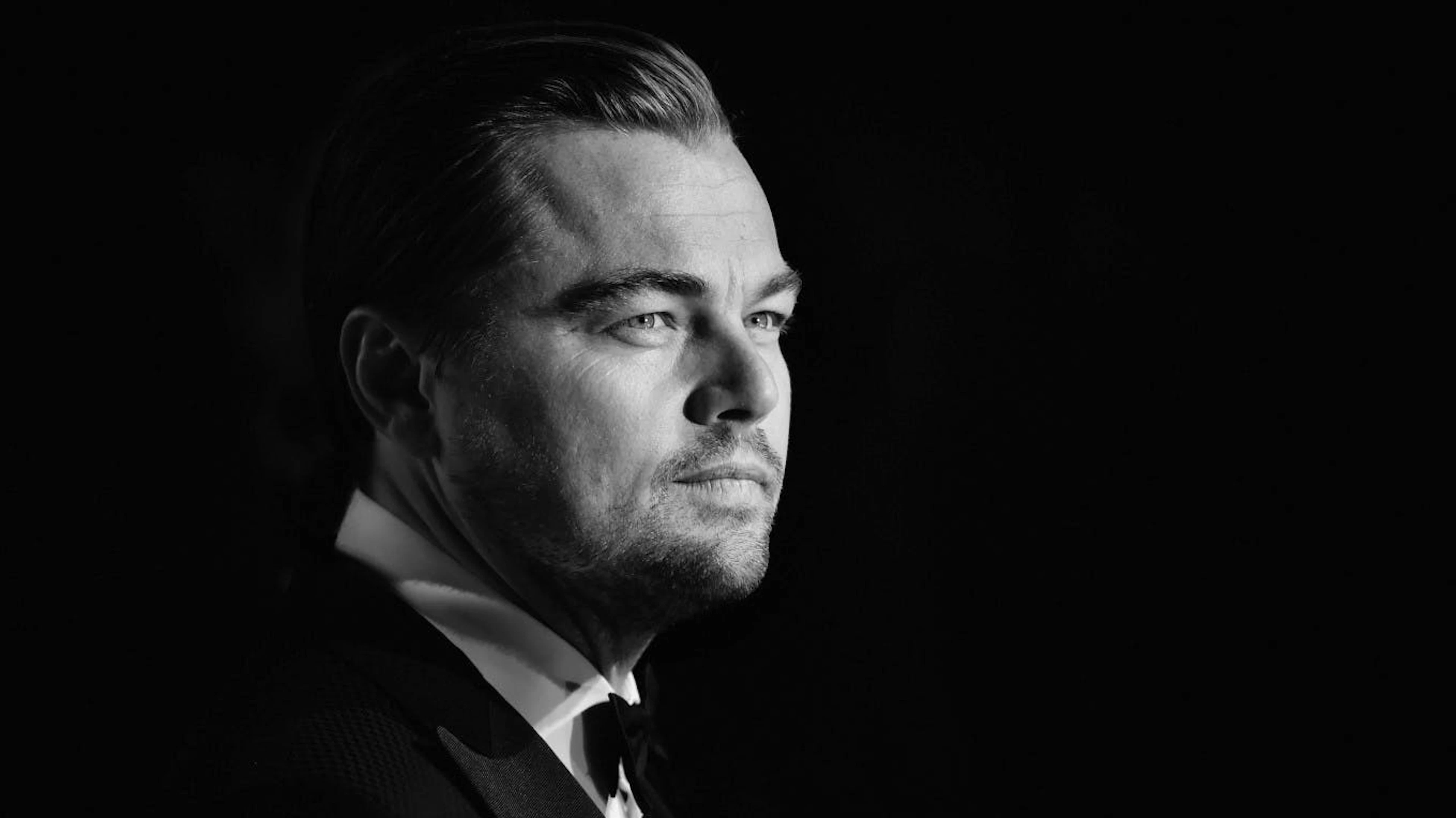 Leonardo DiCaprios Eltern trennten sich, als er acht Jahre alt war. Er wuchs bei seiner Mutter in einer schlechten Gegend von Los Angeles auf. Drogenabhängige und Prostituierte lebten in der direkten Nachbarschaft.