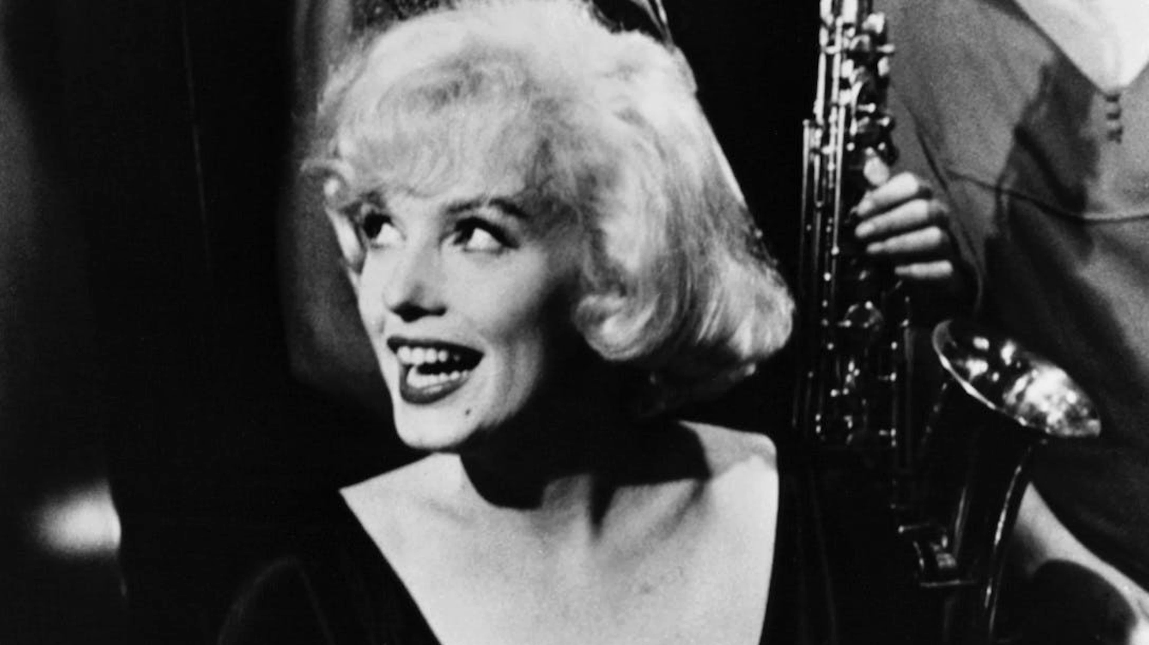 Sie war lange Zeit die Sex-Ikone schlechthin, für manche ist sie es bis heute: Marilyn Monroe. «Manche mögen's heiss» war einer der Filme, in denen sie besonders gekonnt mit ihren Reizen spielte. Und während die Monroe den Männern den Kopf verdrehte, schlüpften Tony Curtis und Jack Lemmon in Frauenkleider – was in den steifen 50ern nicht bei jedem gut ankam.