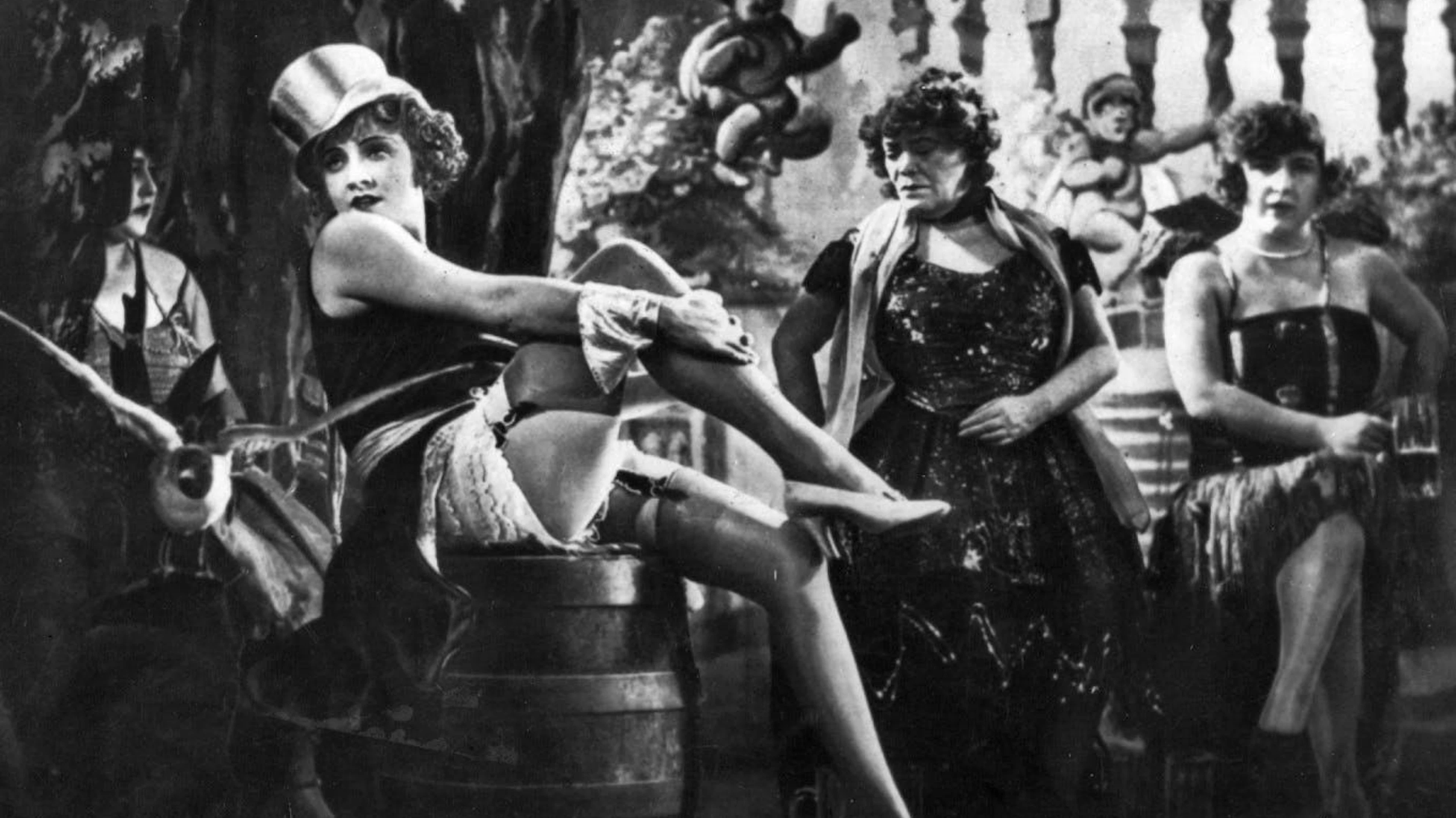 Erotik im Kino hat selbstverständlich eine lange Tradition. Schon früh ging es los: Marlene Dietrich überzeugte 1930 als Femme fatale Lola-Lola in einer frivolen Rolle, die sie lange prägen sollte und bei Sittenhütern nicht gut ankam. Gleichzeitig verhalf ihr «Der blaue Engel» zu Weltruhm.