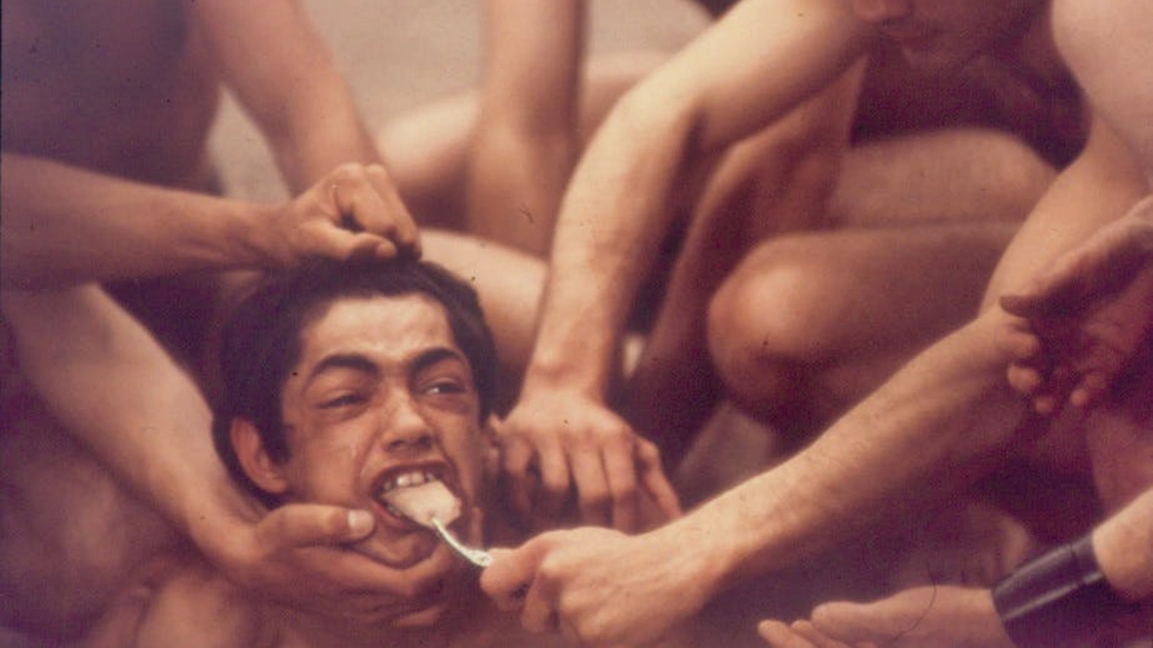 Pier Paolo Pasolinis Skandalfilm «Salò oder die 120 Tage von Sodom» (Bild) erzürnte Moralisten. Sexualität, Macht und Gewalt sind die zentralen Themen des Films von 1975. Die kompromisslose Adaption der «120 Tage von Sodom» des französischen Skandal-Autoren Marquis de Sade steht nach wie vor in vielen Ländern auf dem Index, an die ungeschnittene Fassung kommt man nur schwer heran.