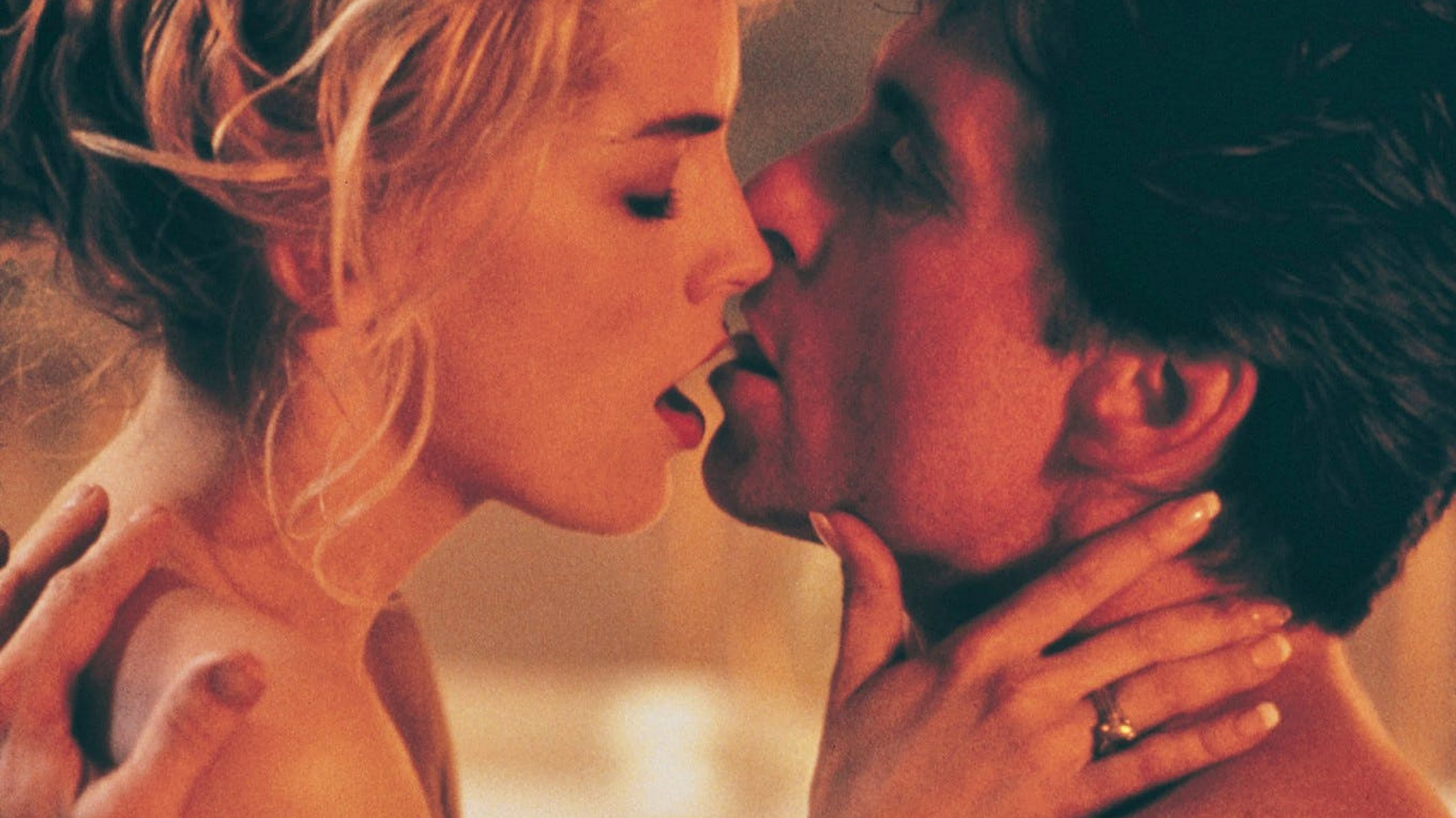 Ist sie eine Mörderin? Detective Nick Curran (Michael Douglas) hält diese Frage nicht davon ab, der mysteriösen Autorin Catherine Tramell (Sharon Stone) mit Haut und Haaren zu verfallen: Paul Verhoevens skandalöser Thriller «Basic Instinct» wurde – sicher auch dank der zeigefreudigen Hauptdarstellerin – 1992 zum Riesenerfolg.