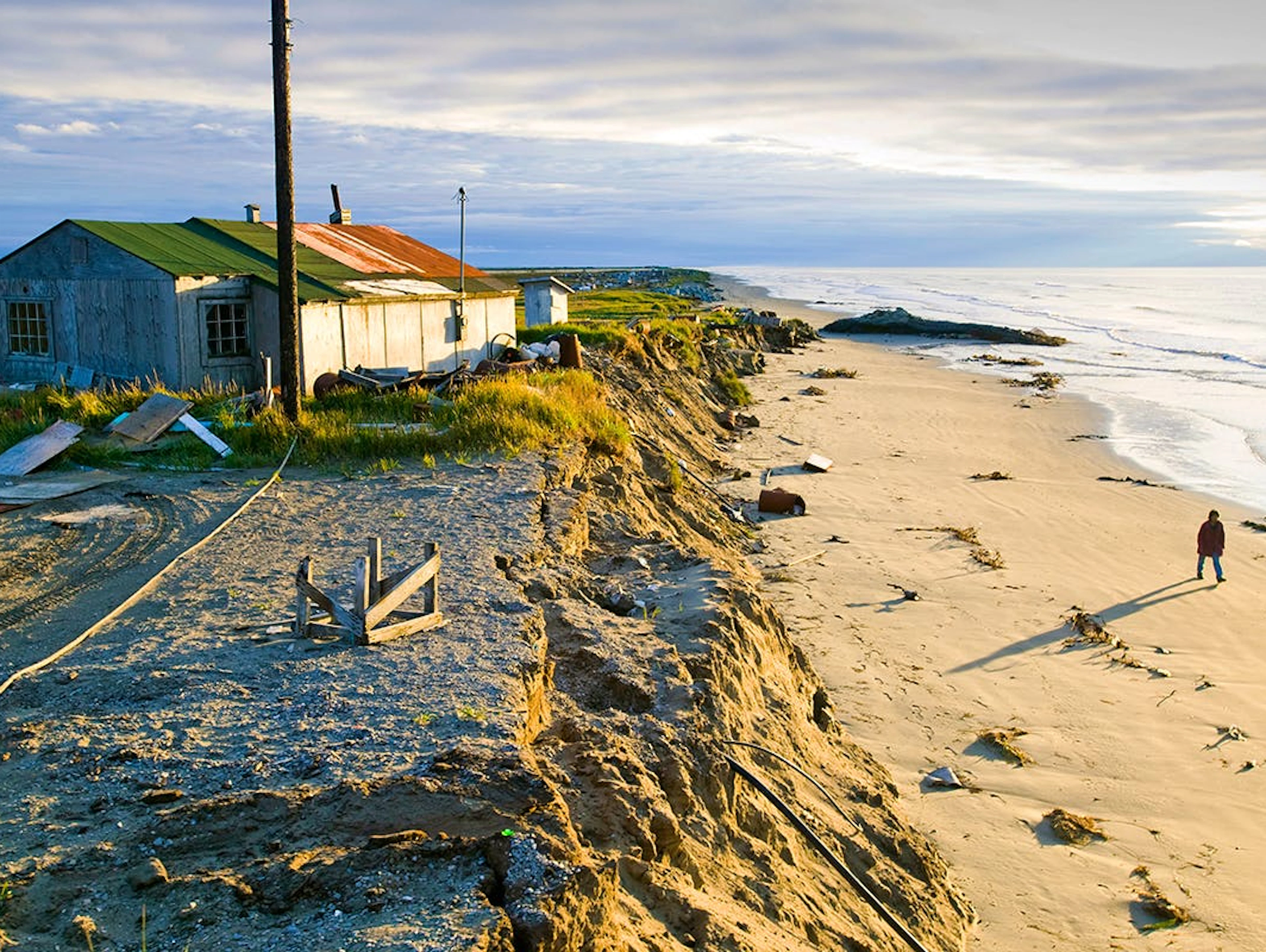 In Shishmaref, einer kleinen Insel zwischen Alaska und Sibirien, steht eine Einheimische am Strand - genau dort, wo einst ihr Haus war, 2004.