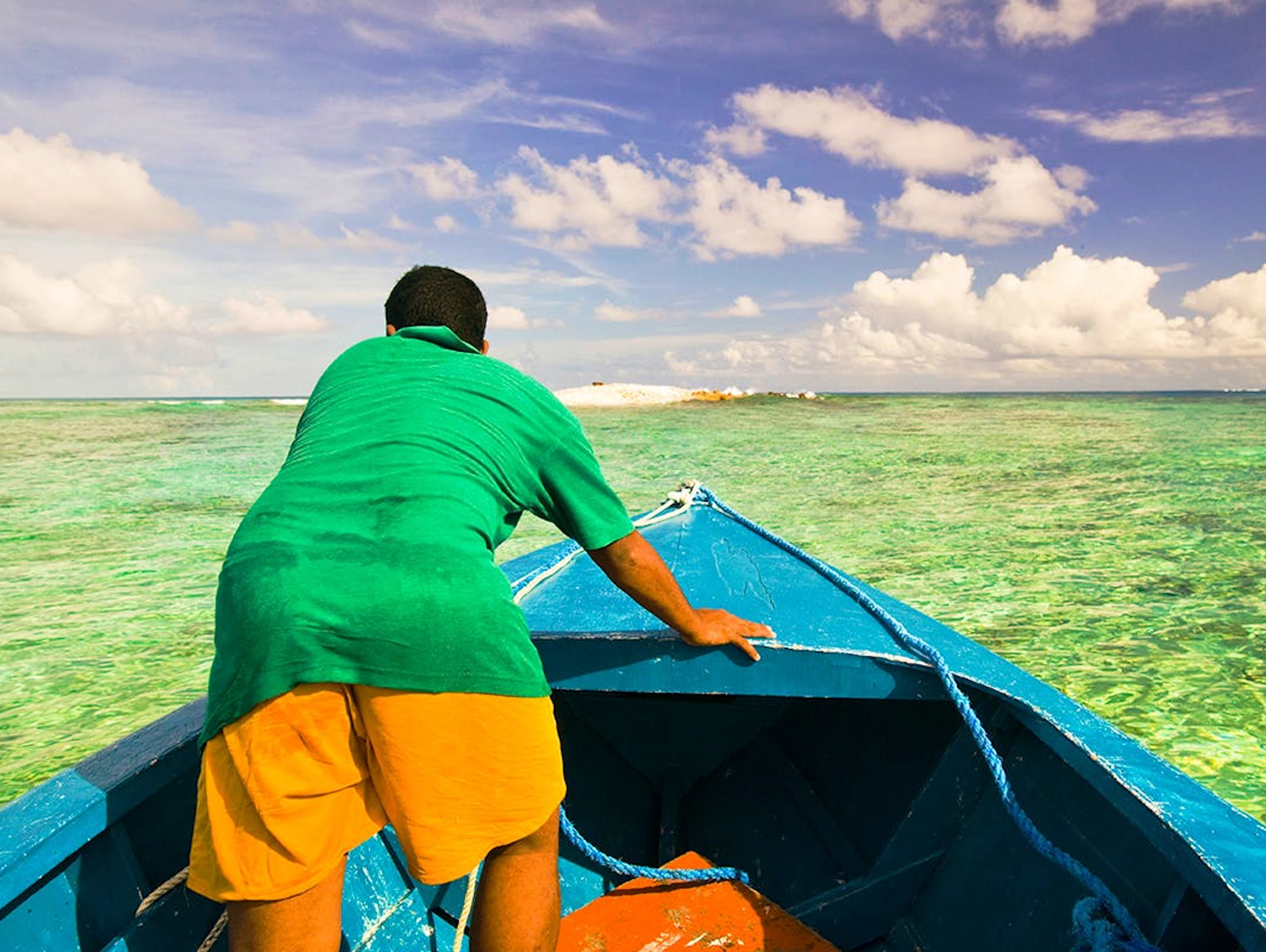 Ein Fischer schaut in Tuvalu auf eine zerstörte Insel (2007).