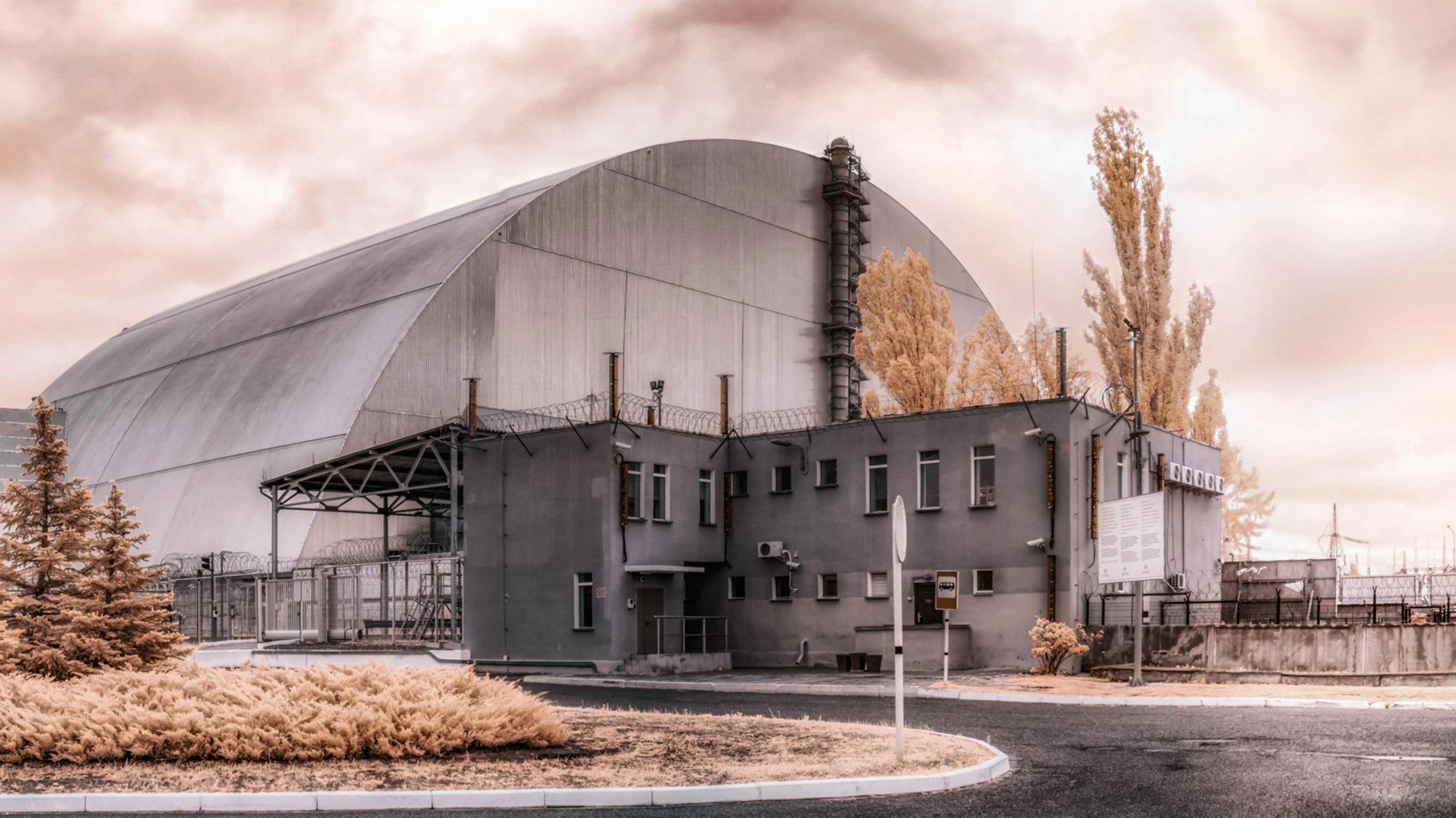 Mit einem Infrarotfilter gelangen dem Fotografen Vladimir Migutin beeindruckende Aufnahmen von Tschernobyl und Umgebung: Unter diesem Sarkophag steht das explodierte Atomkraftwerk.&nbsp;