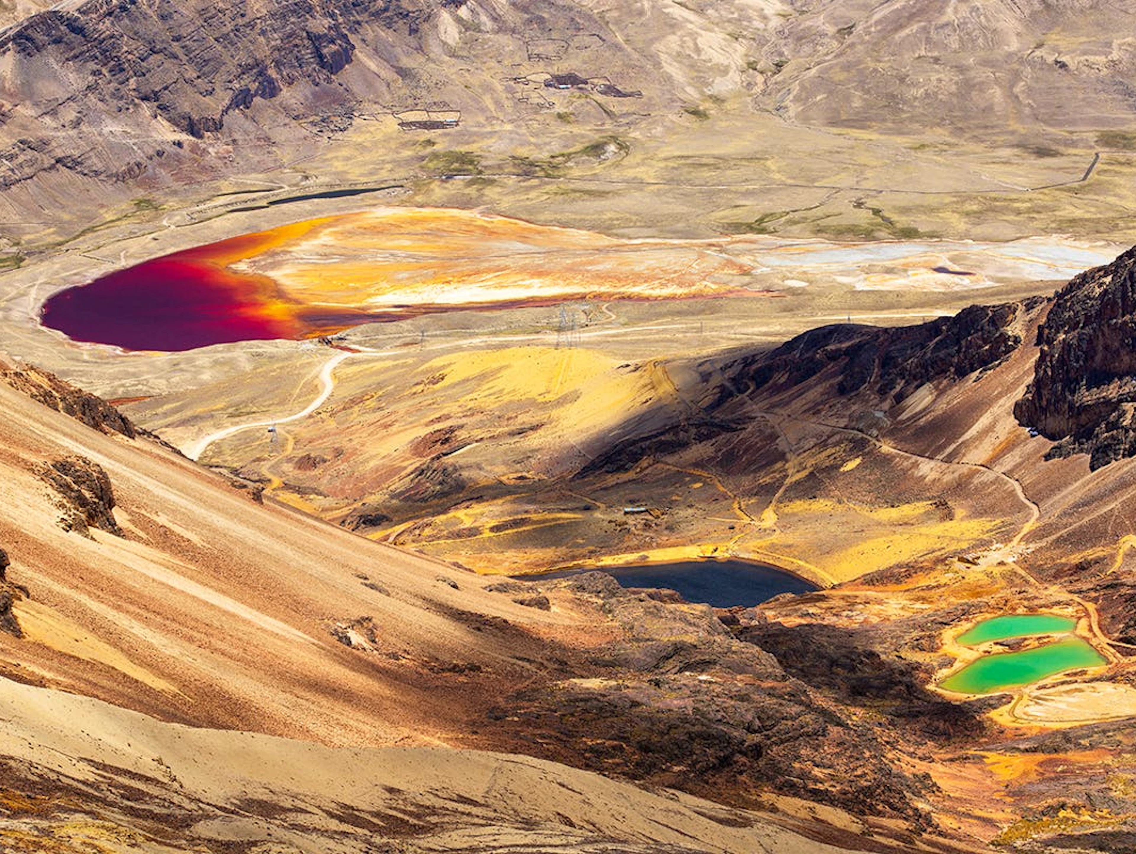 In Chacaltaya in Bolivien erstrahlen Seen 2015 in allen Farben. Der hübsche Effekt resultiert tatsächlich aus hochgiftigen Chemikalien aus den anliegenden Minen.