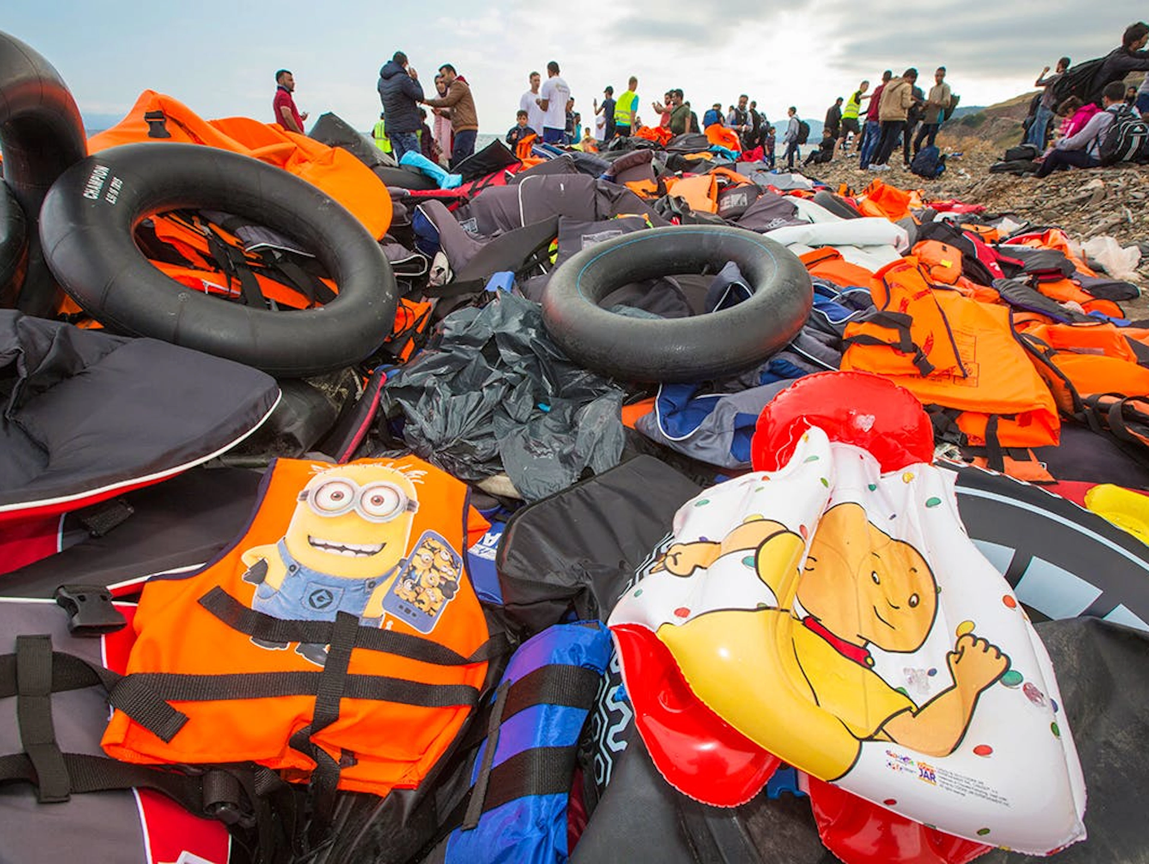 Ein Meer aus Schwimmwesten von gestrandeten Flüchtlingen an der griechischen Küste im Jahr 2015.