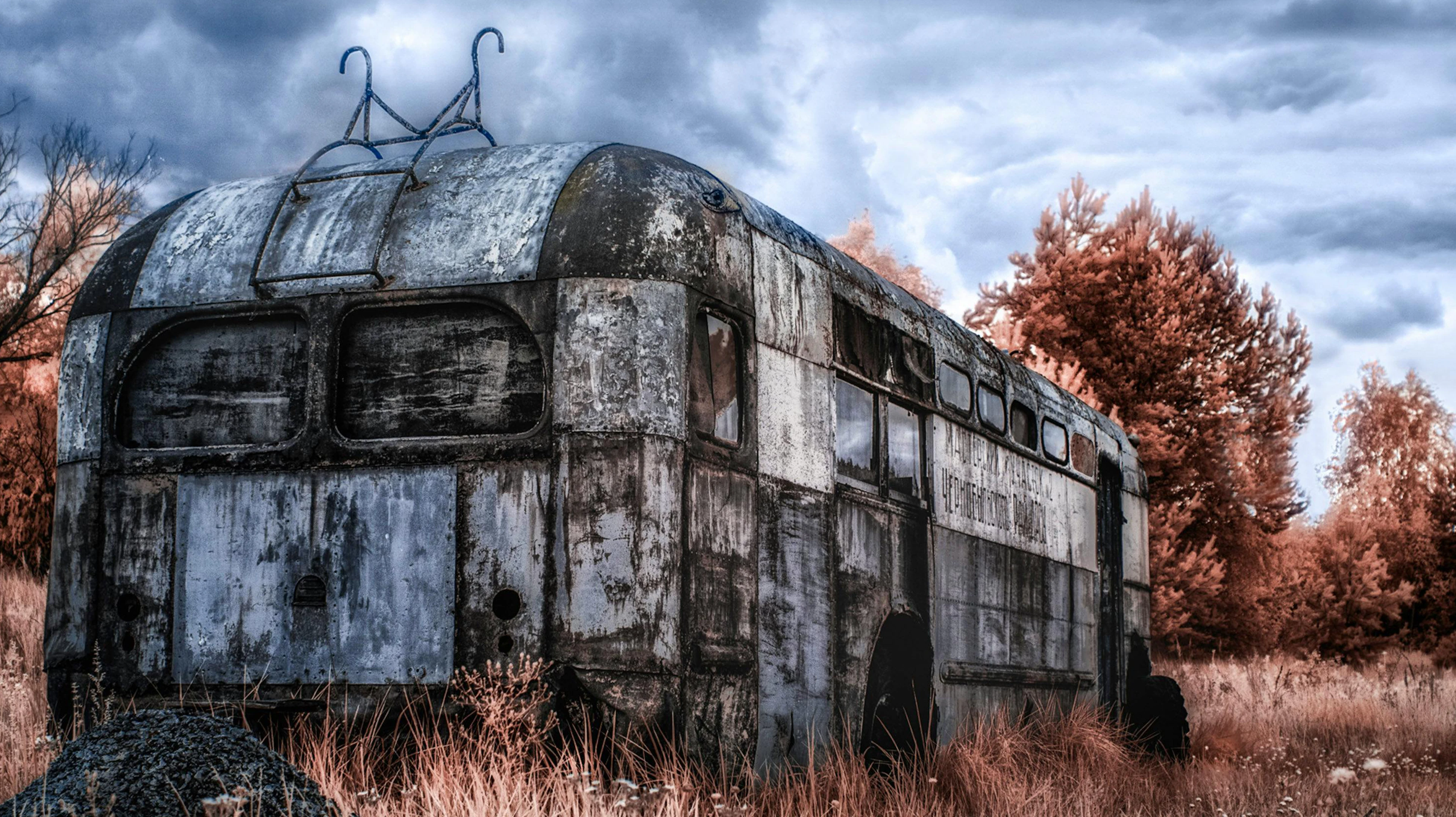 Ein Trolleybus rostet in vor sich hin.