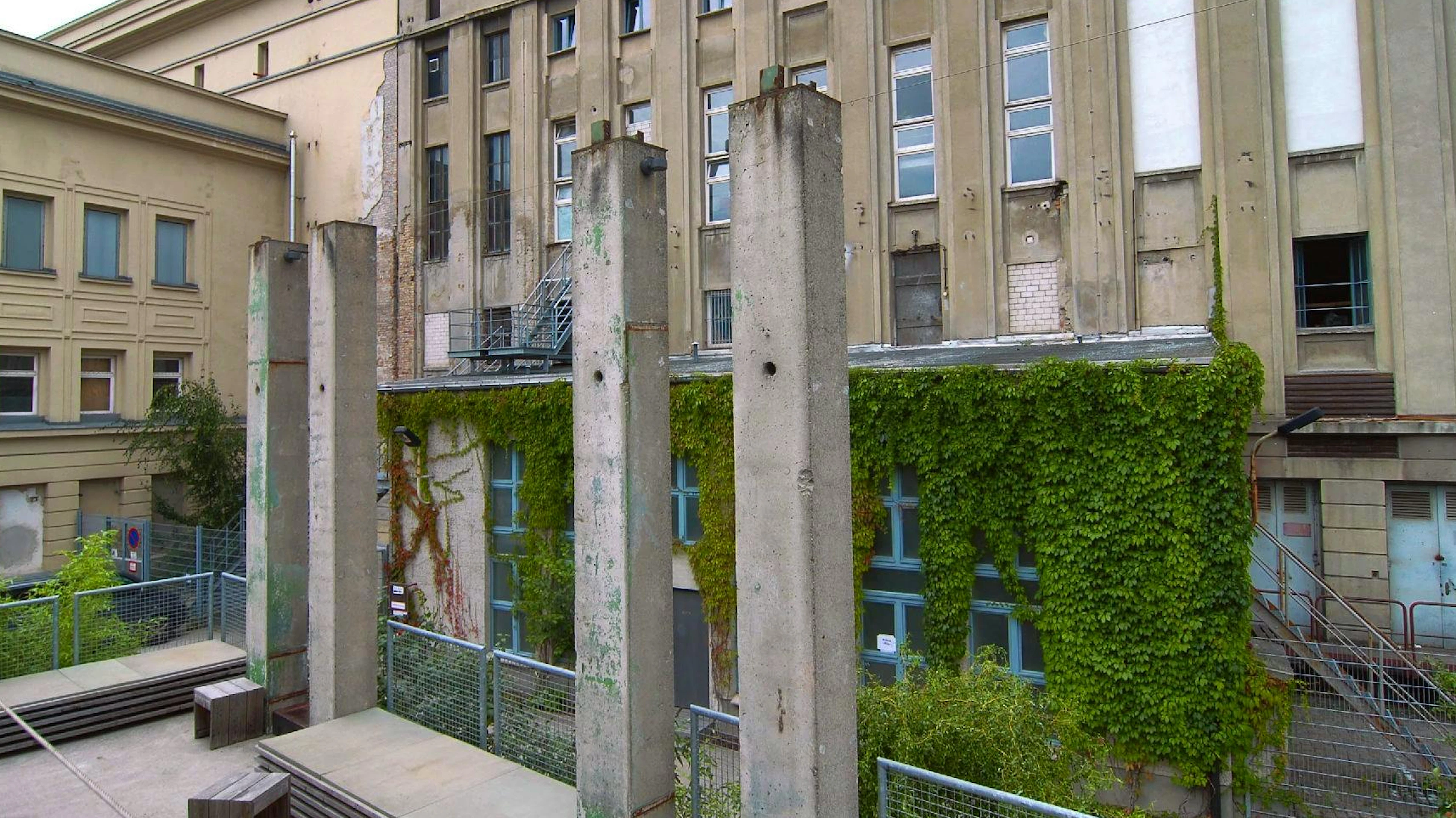 Entweder beginnt eine grosse Party, oder man wird nach Hause geschickt: Das Anstehen vor dem «Berghain» ist ...