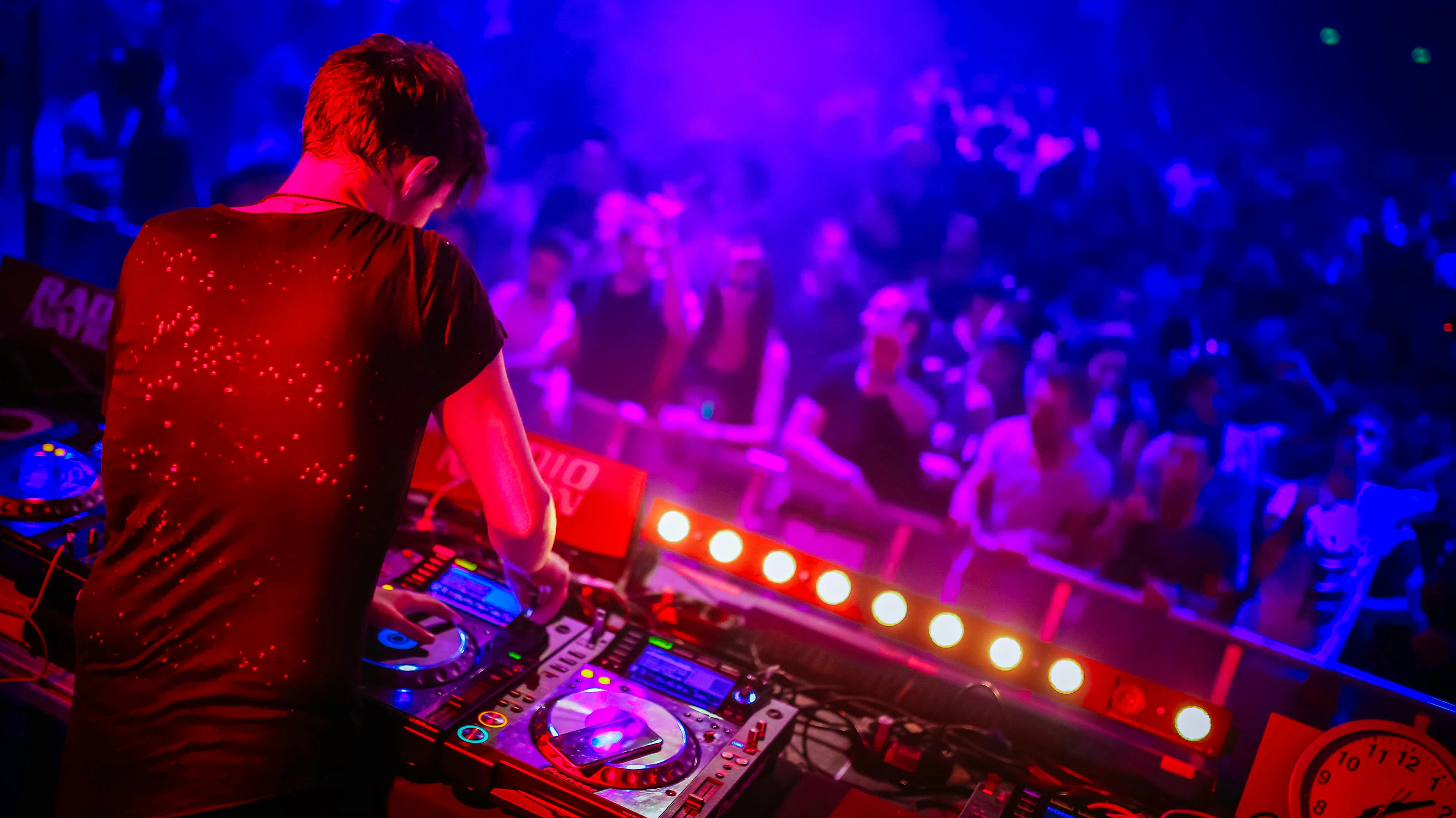 Ein Abend im Club: Warum Antidepressiva schlucken, wenn Tanzen gegen den Winterblues besser hilft?
