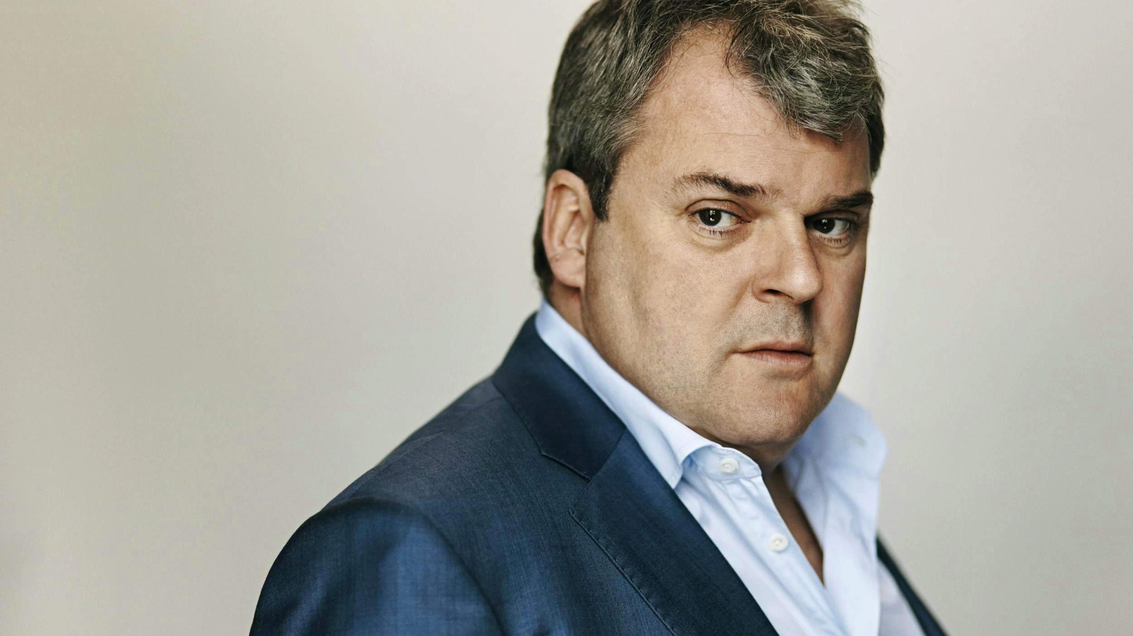 Mike Müller: «Bei mir steht nicht, dass der Monsieur, also ich, gerne drei rote Handtücher, zwei grüne und vier weisse und eine Flasche Roederer-Cristal-Champagner haben will und solchen Seich, weil ich sage, was im Vertrag stehen soll.»