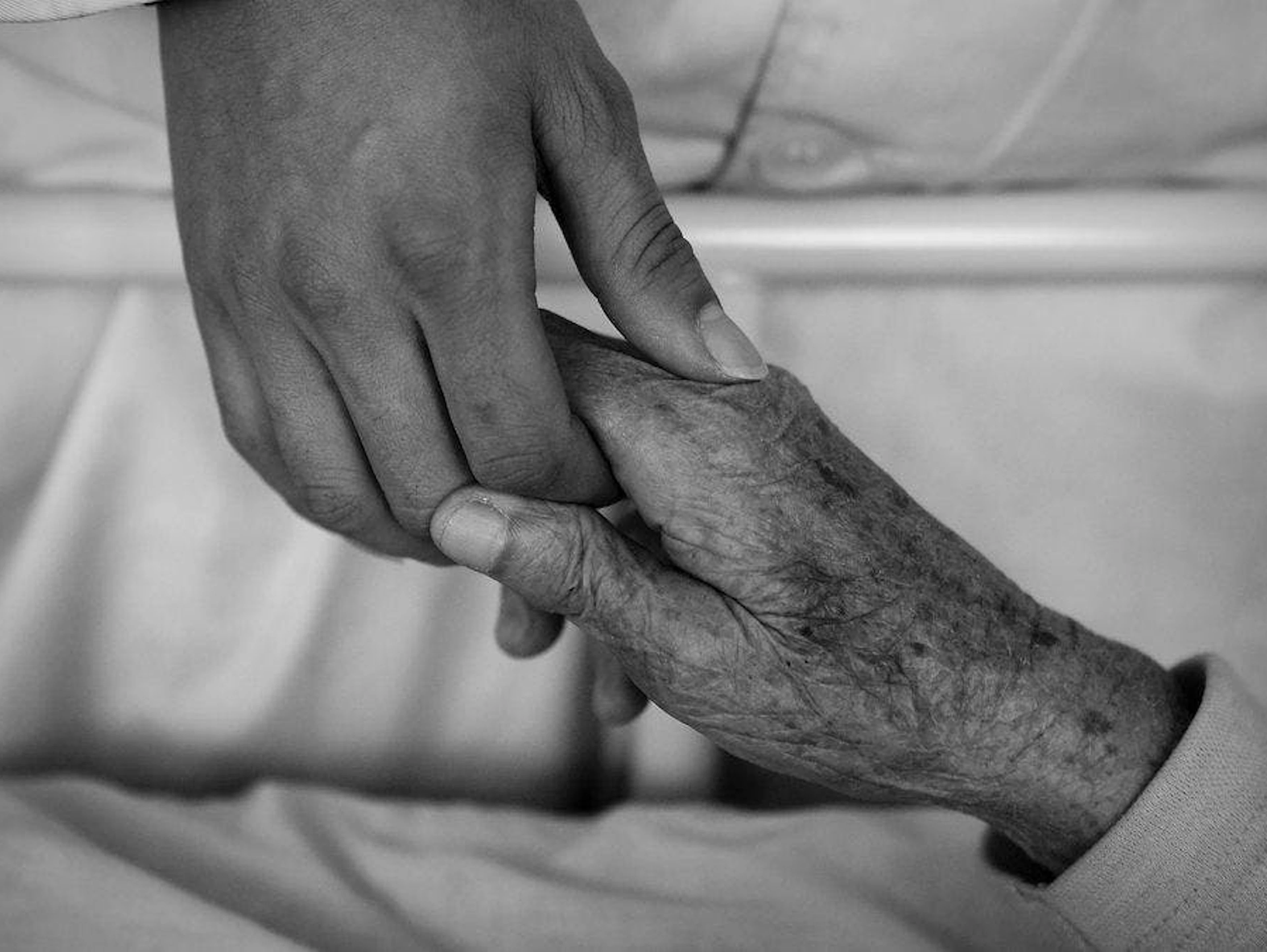 Der Grossvater eines weiteren Nutzers erzählte seinem Sohn erst auf dem Sterbebett, wie gern er ihn wirklich hatte. Davor war stets ein unzugänglicher, häufig betrunkener und wütender Vater für seinen Sohn gewesen. (Symbolbild)