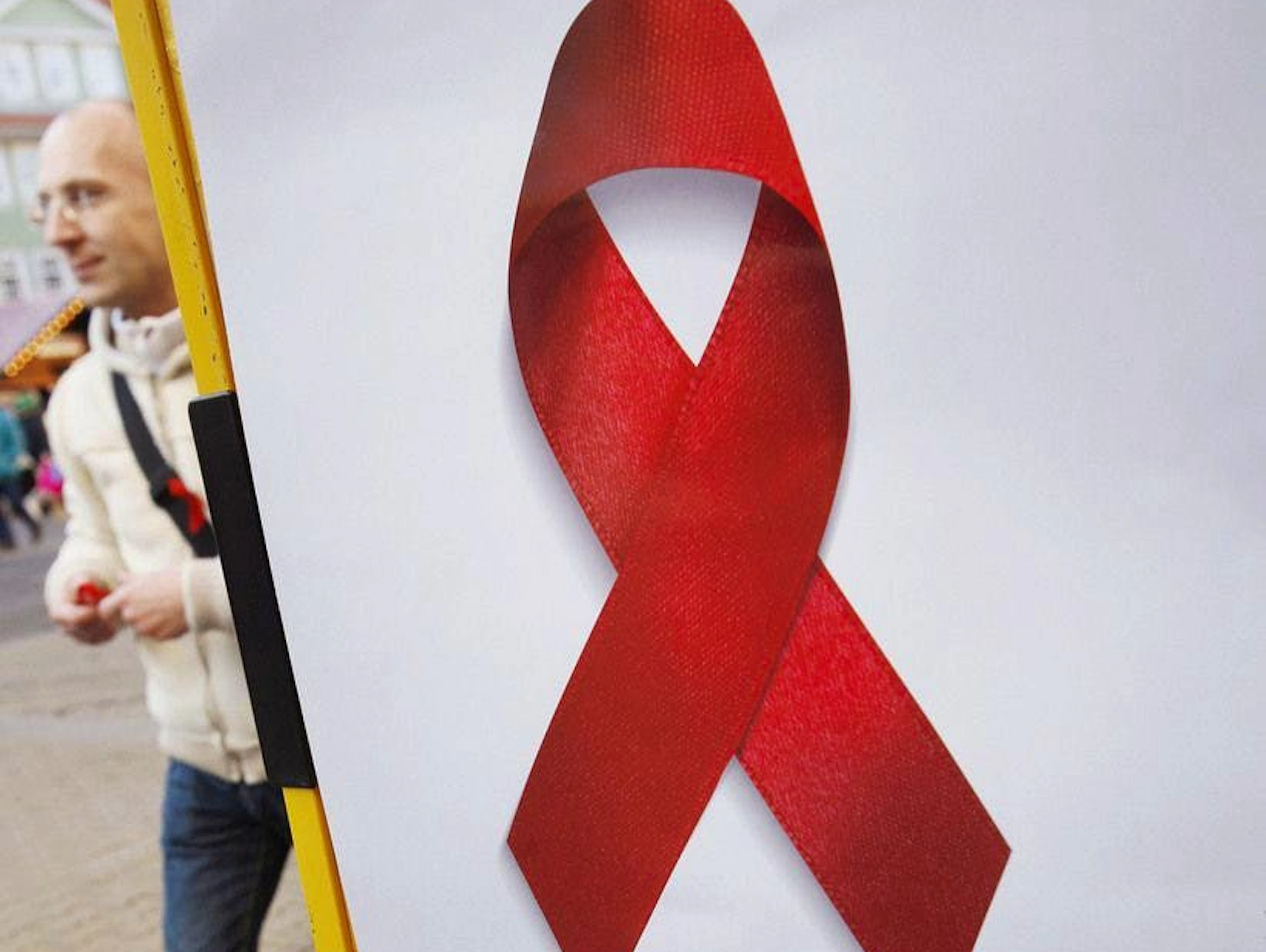 Todtraurig ist die Geschichte, die ein Medizinstudent auf Reddit schildert. Er erfuhr von einer an HIV-positiven Frau, die er untersuchte, dass sie sich beim Sex angesteckt hatte und sich überhaupt nur wegen ihrem verstorbenen Partner hatte testen lassen. Dessen letzte Worte an seine Freundin waren angeblich gewesen: «Es tut mir leid, es tut mir so leid. Ich wollte es dir sagen. Vergib mir». (Symbolbild)