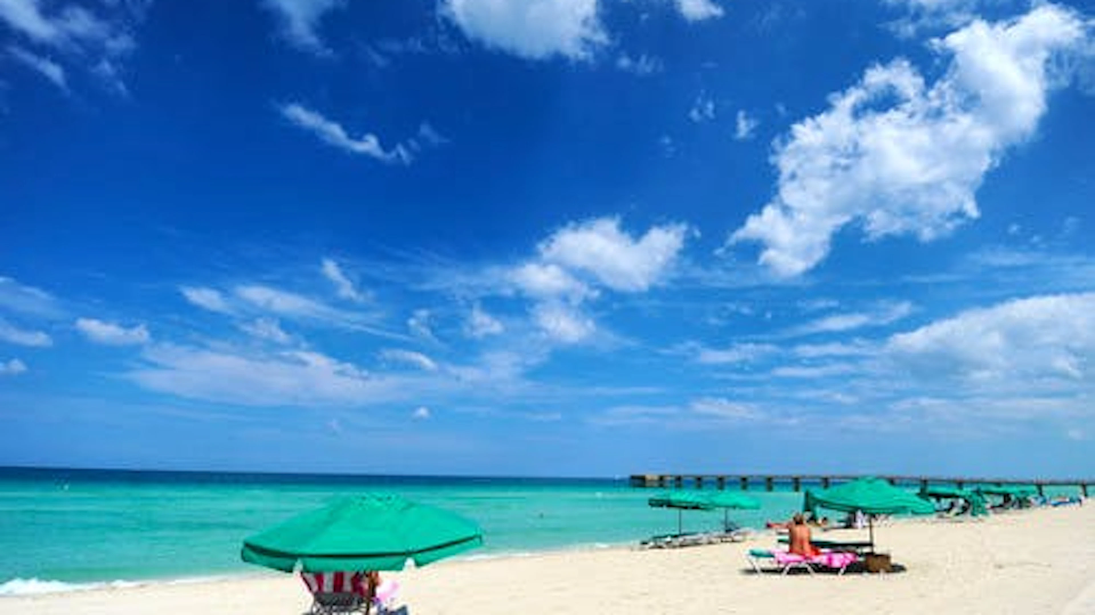Miami: Urlaubsgäste liegen am Strand vor der Küste Floridas. Unter der Oberfläche fliesst der Golfstrom und transportiert das Wasser bis nach Nordeuropa. Welche Folgen Klimawandel und Umweltverschmutzung haben, sehen Sie hier in drastischen Bildern.