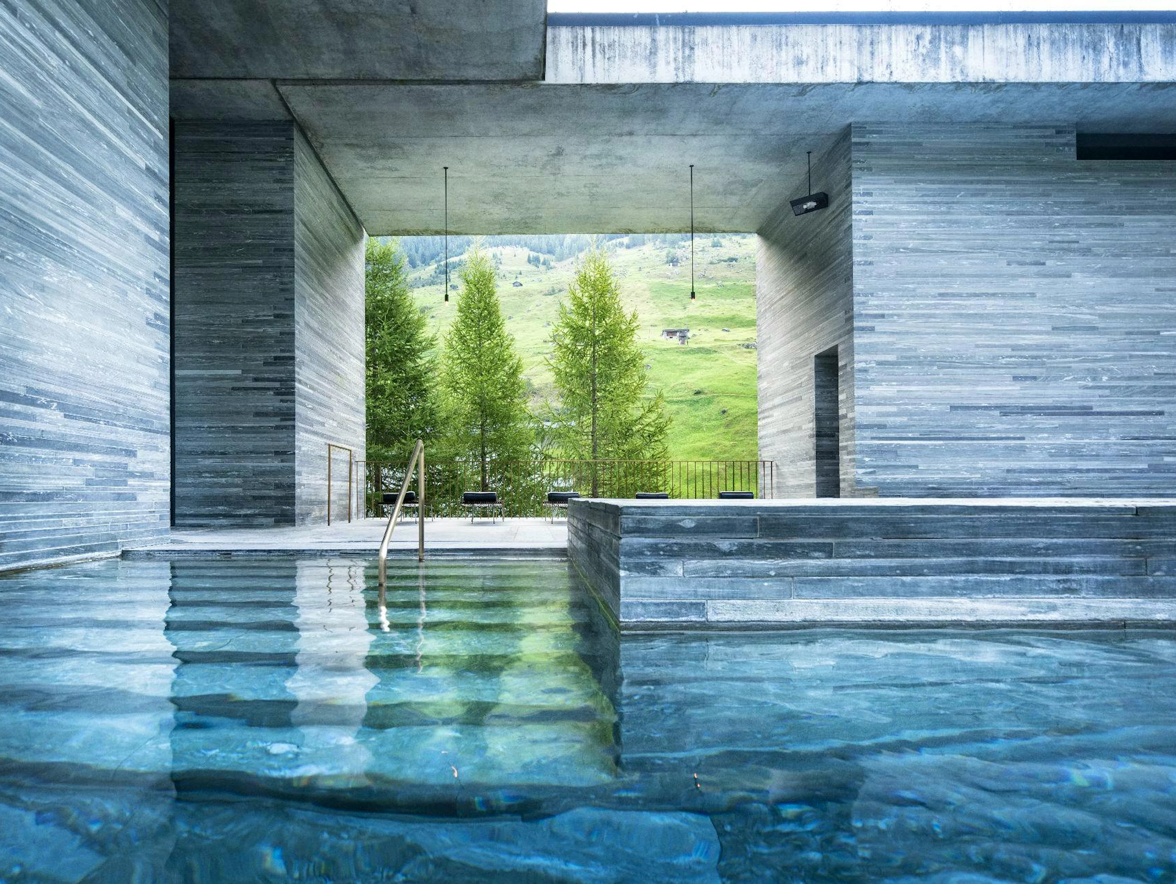 Therme Vals, GR: Das architektonische Meisterwerk von Peter Zumthor findet weltweit Beachtung. Die aus Valser Quarzit errichtete Therme steht unter Denkmalschutz. Ein Besuch des Prachtbaus verspricht ausserdem absolute Tiefenentspannung im hoch mineralisierten Wasser aus der St. Petersquelle.