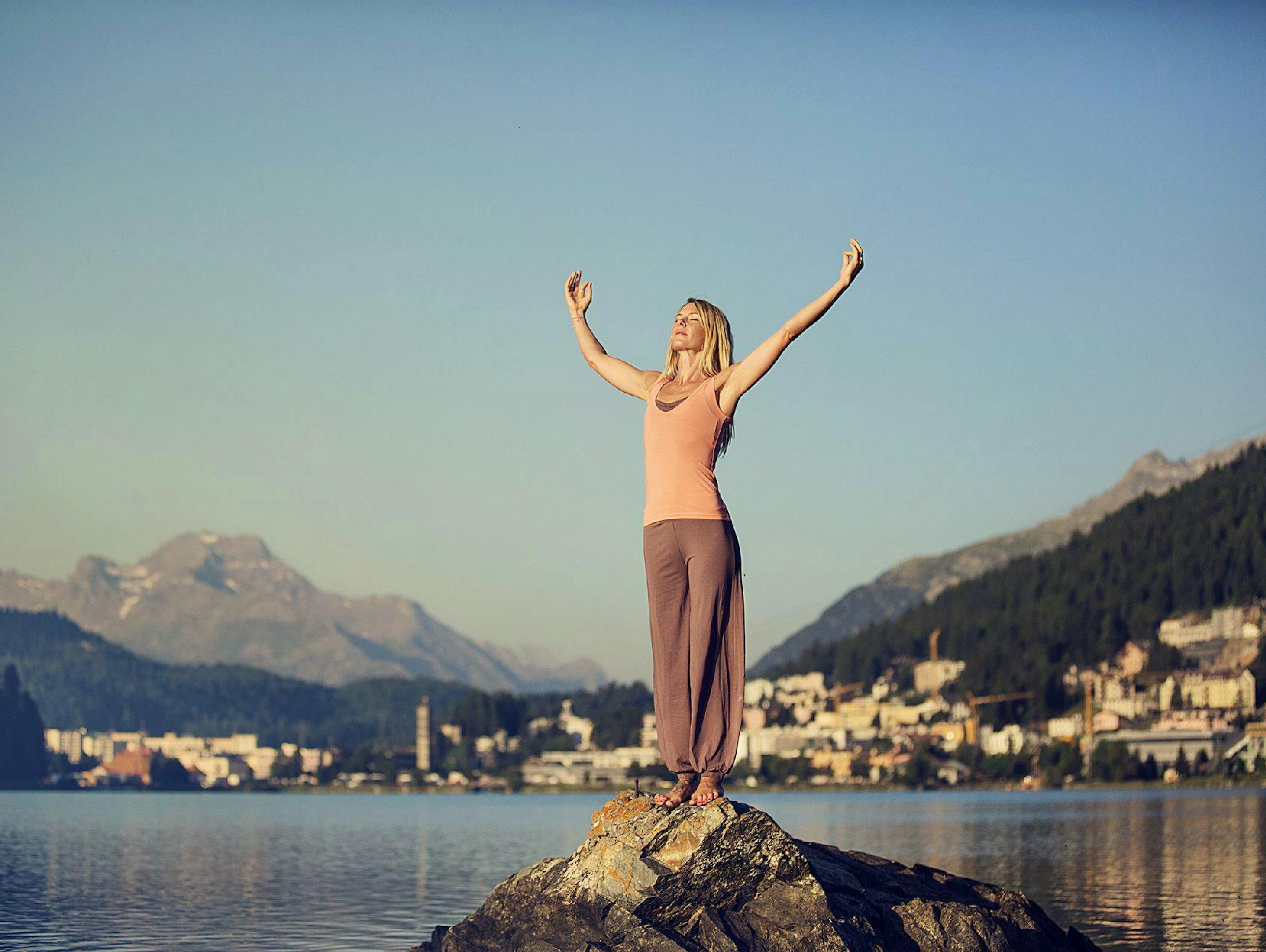 ... oder auch eine kurze Yoga-Session für einen gelungenen Start in den Tag bietet die neue Wellness-Destination in der Sonnenstube der Schweiz seinen Besucherinnen und Besuchern an.