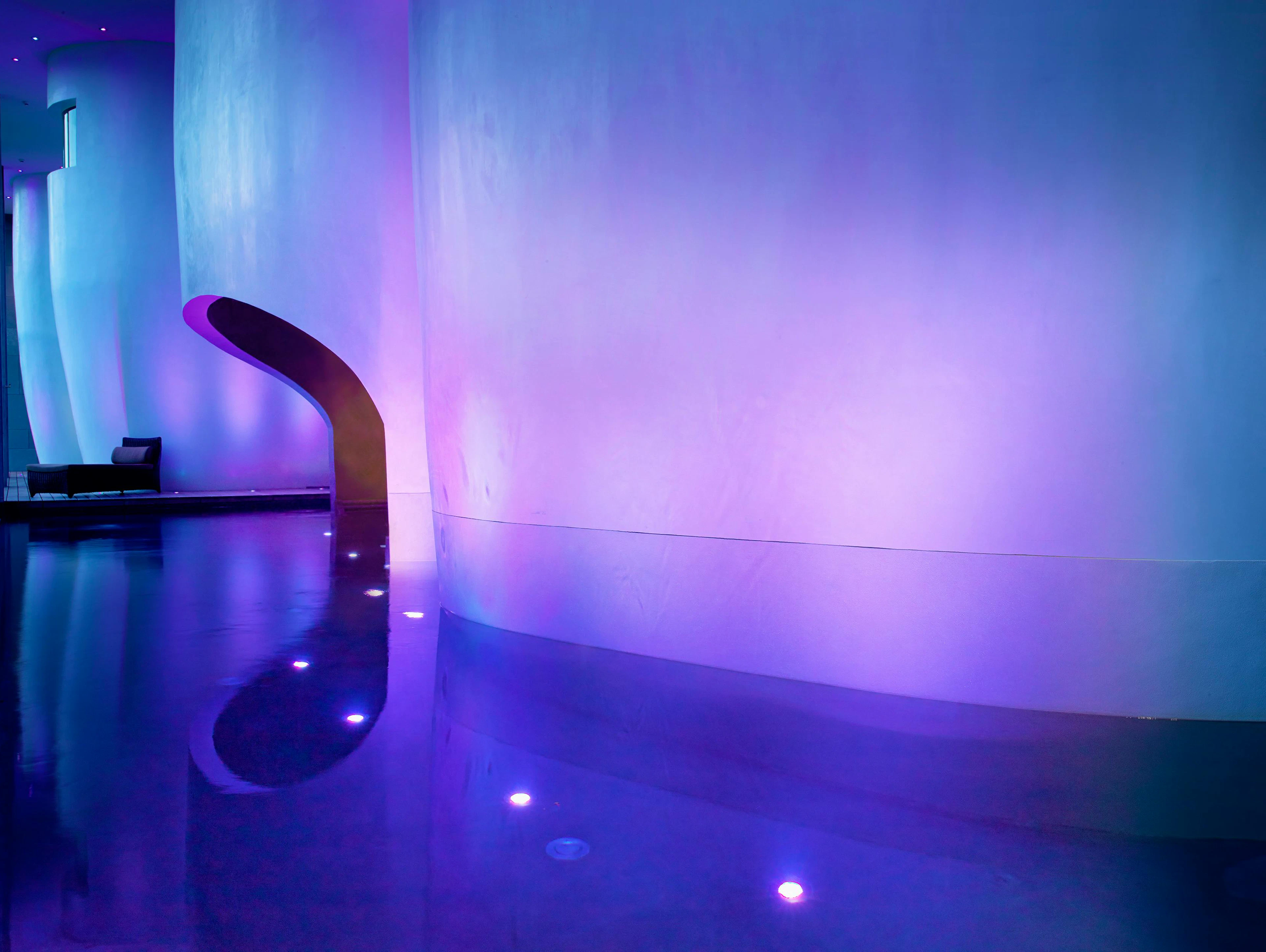 Auf den aktiven Entspannungsteil im Resort folgt die wohlverdiente Auszeit. Im Cocoon Thai SPA finden Hotelgäste und Tagesbesucher eine Oase der Sinnlichkeit und Entspannung, egal ob im Salzcocoon, der Thailändischen Kräutersauna, im Bio-Pool oder bei einer wohltuenden Massage.