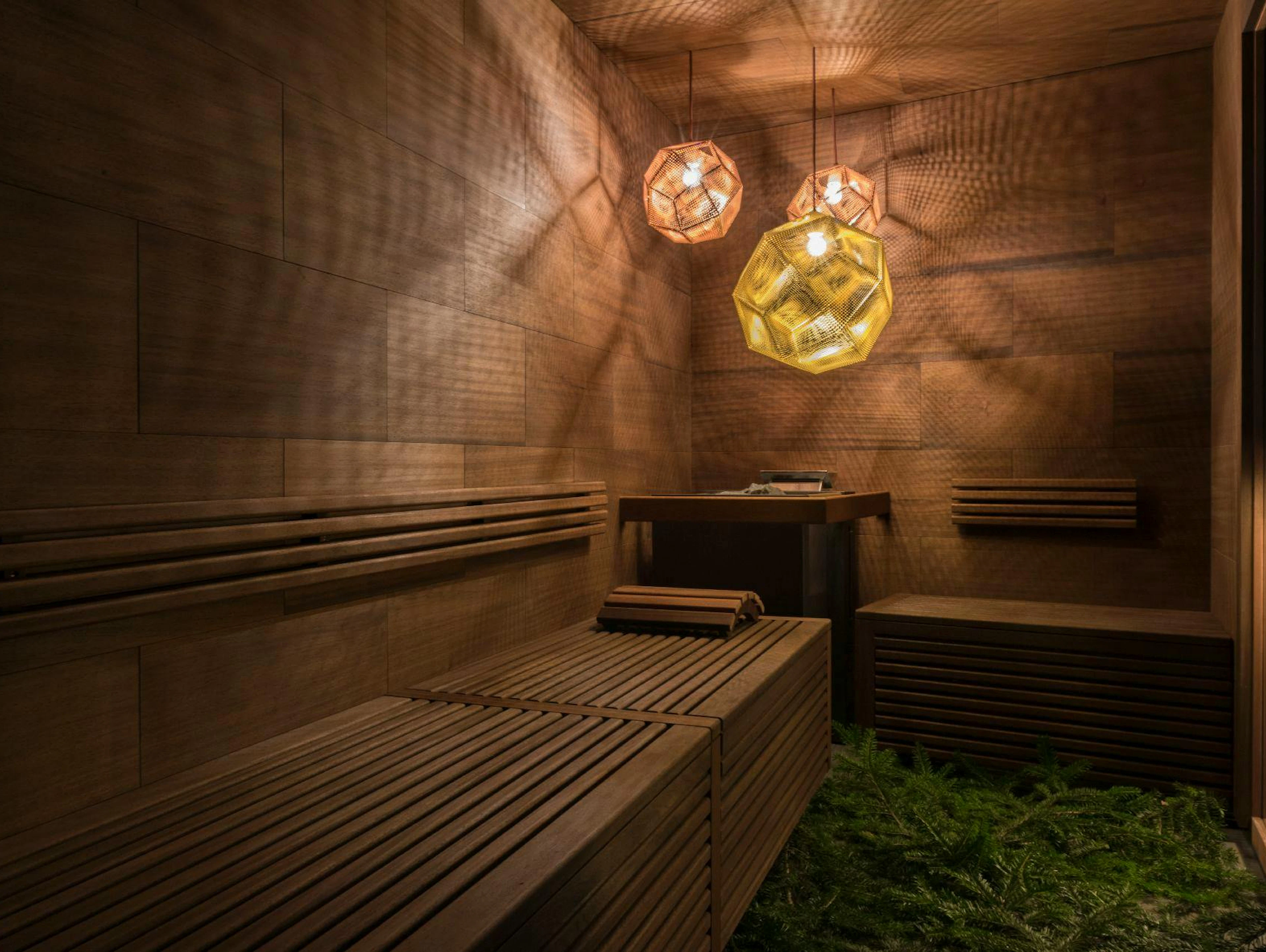 Grand Hôtel Les Endroits, La Chaux-de-Fonds, NE: Nicht weniger als sieben Saunas laden im 1000 Quadratmeter grossen Wellnessbereich vom «Les Endroits» zum Entspannen ein. Lust auf einen&nbsp;«Absinthe»&nbsp;-Aufguss, oder lieber schwitzen auf Tannenästen, oder doch eher Farblichttherapie?