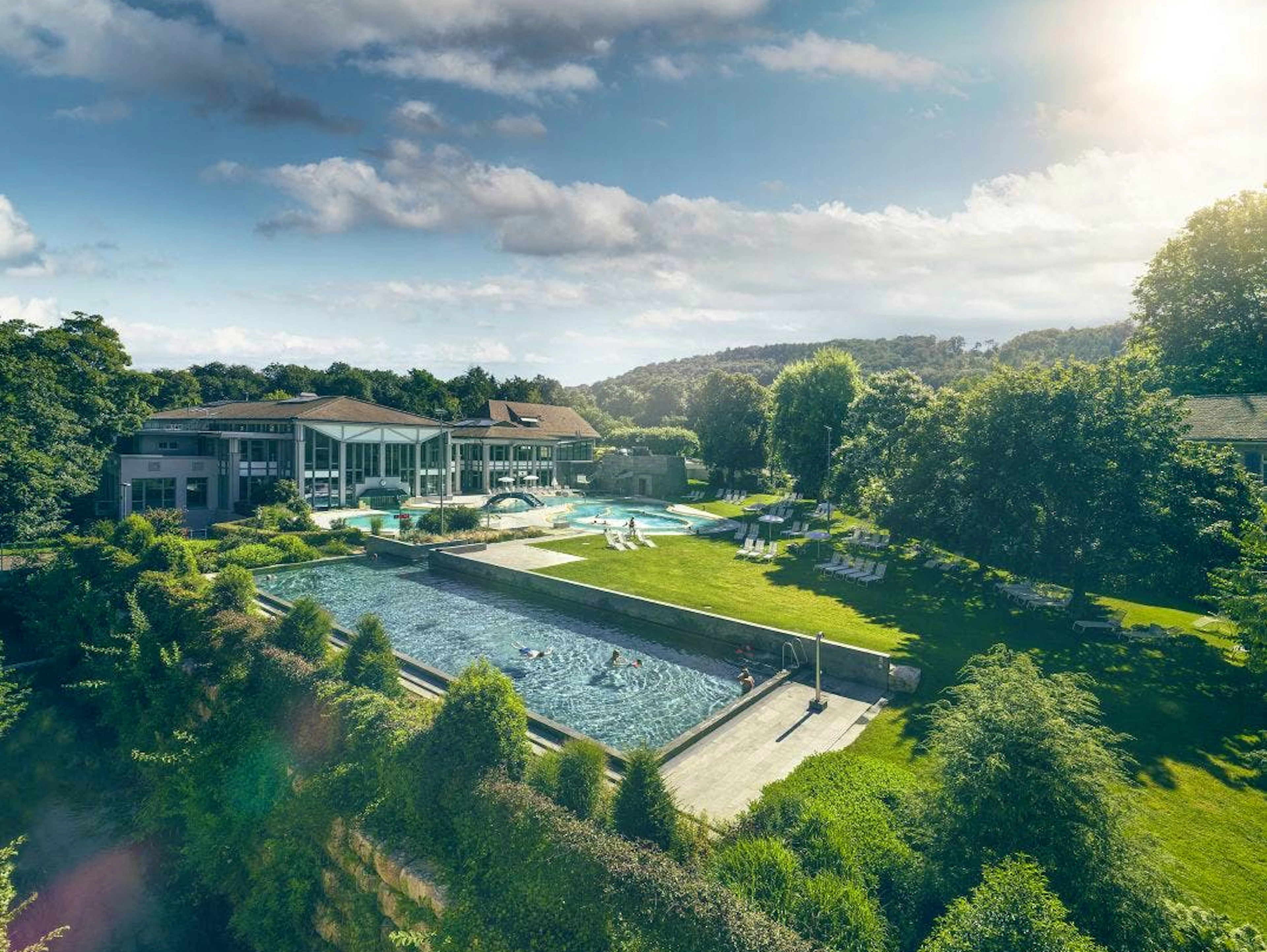 Schinznach Bad, AG: Ein Aufenthalt im Kurhotel im Park ist Wellness für die ganze Familie. Grottenrutsche oder Warmwasserbad, hier werden alle Wünsche erfüllt. Und wer's noch ein bisschen ruhiger mag, der entscheidet sich für ...