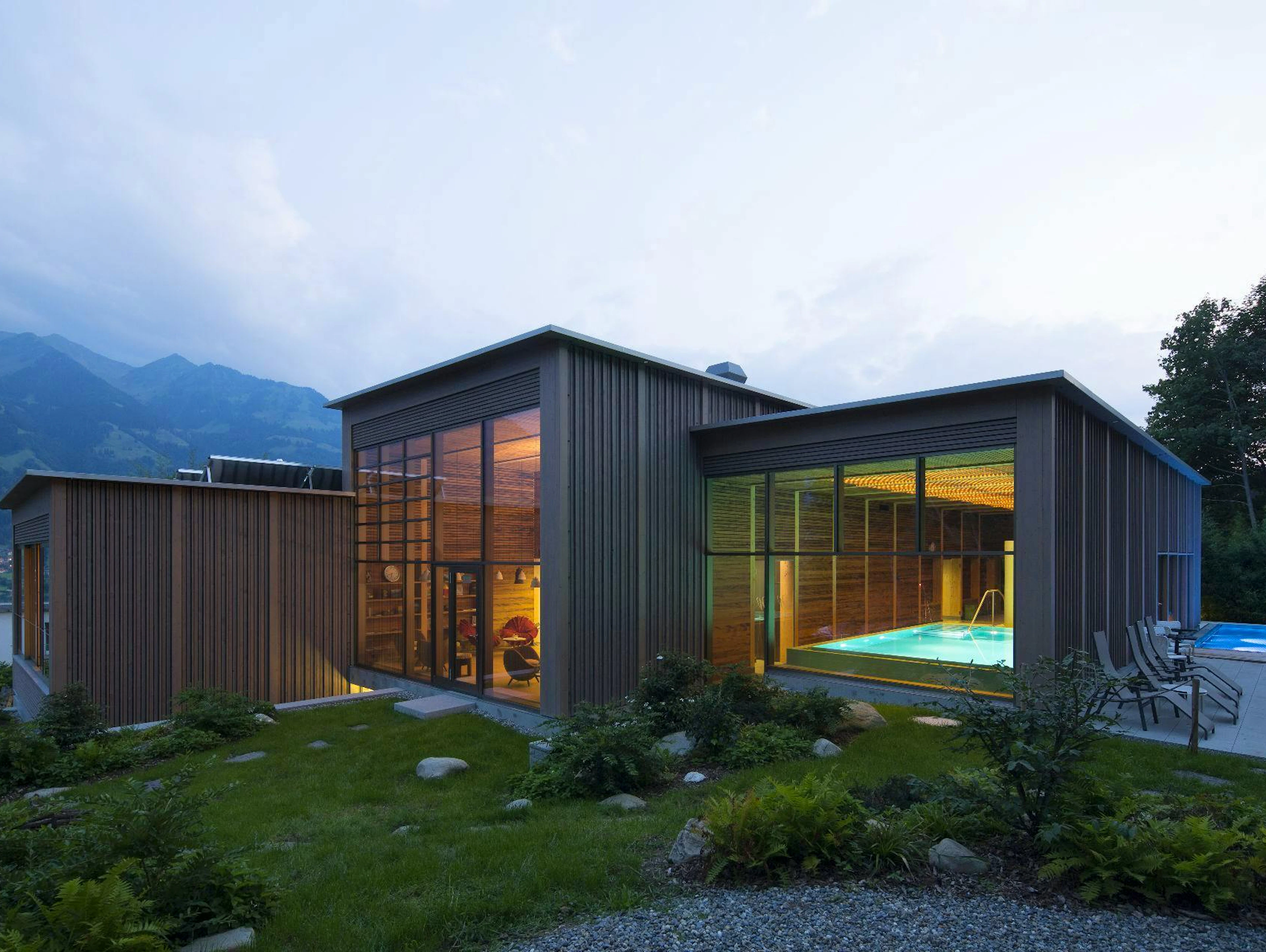 Seehotel Wilerbad, Wilen, OW: Östliche und westliche Philosophie in Harmonie vereint – das erwartet die Gäste des Seehotel Wilerbad. Ein aussergewöhnliches Spa-Erlebnis bietet das Schacher-Seppli-Treatment mit Kräutern aus der Umgebung, Obwaldner Tee und Alpkäse inklusive.