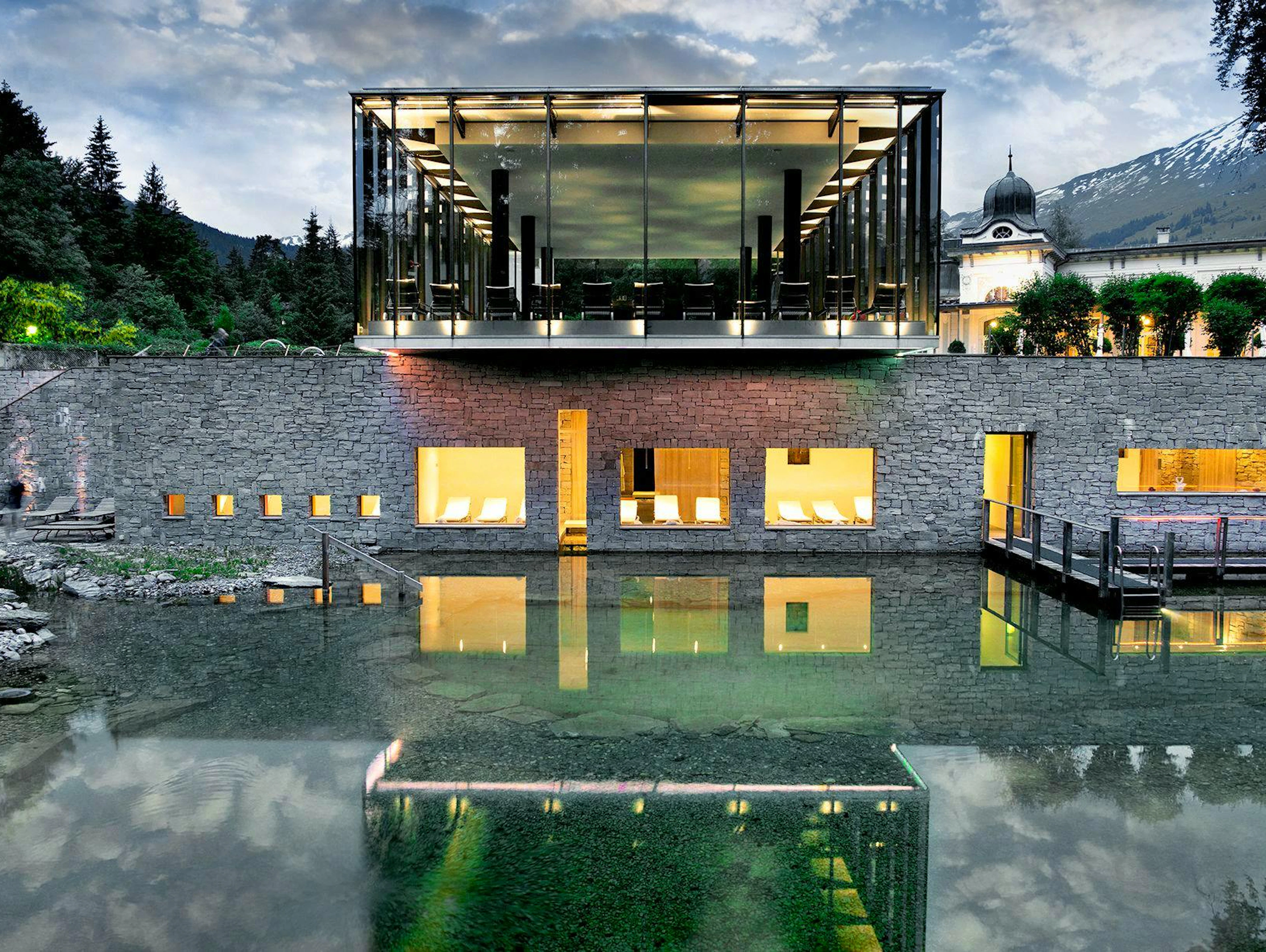 Hotel Waldhaus, Flims, GR: Ein Bad im idyllischen Bioschwimmteich des legendären Hotels bietet den perfekten Einstieg in ein gediegenes Wellness-Wochenende.