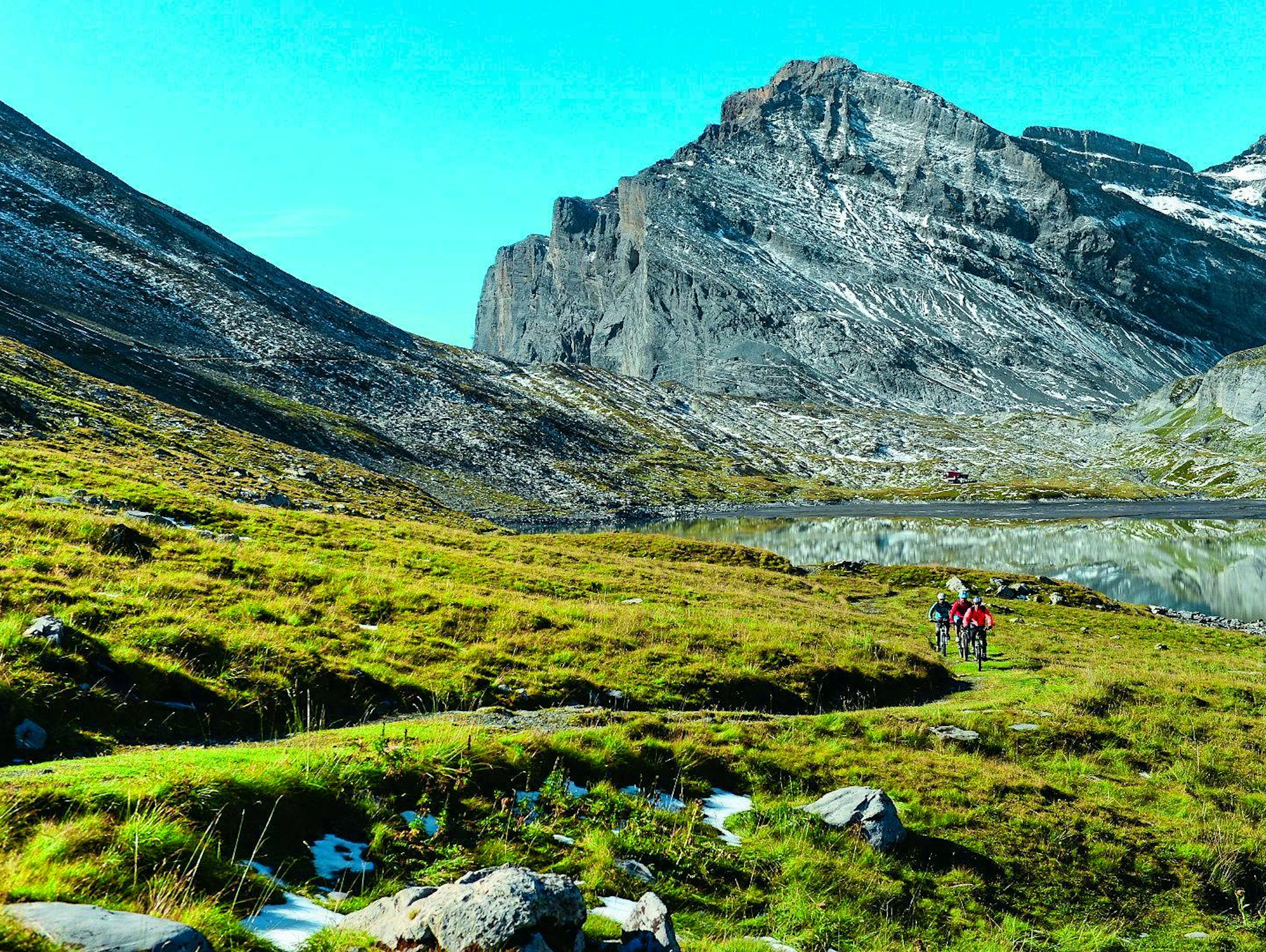 Perfekte Symbiose von Wellness und aktivem Outdoor-Programm. In Leukerbad finden Sie vor allem Entspannung durch körperlichen Einsatz und die herrliche Bergluft.