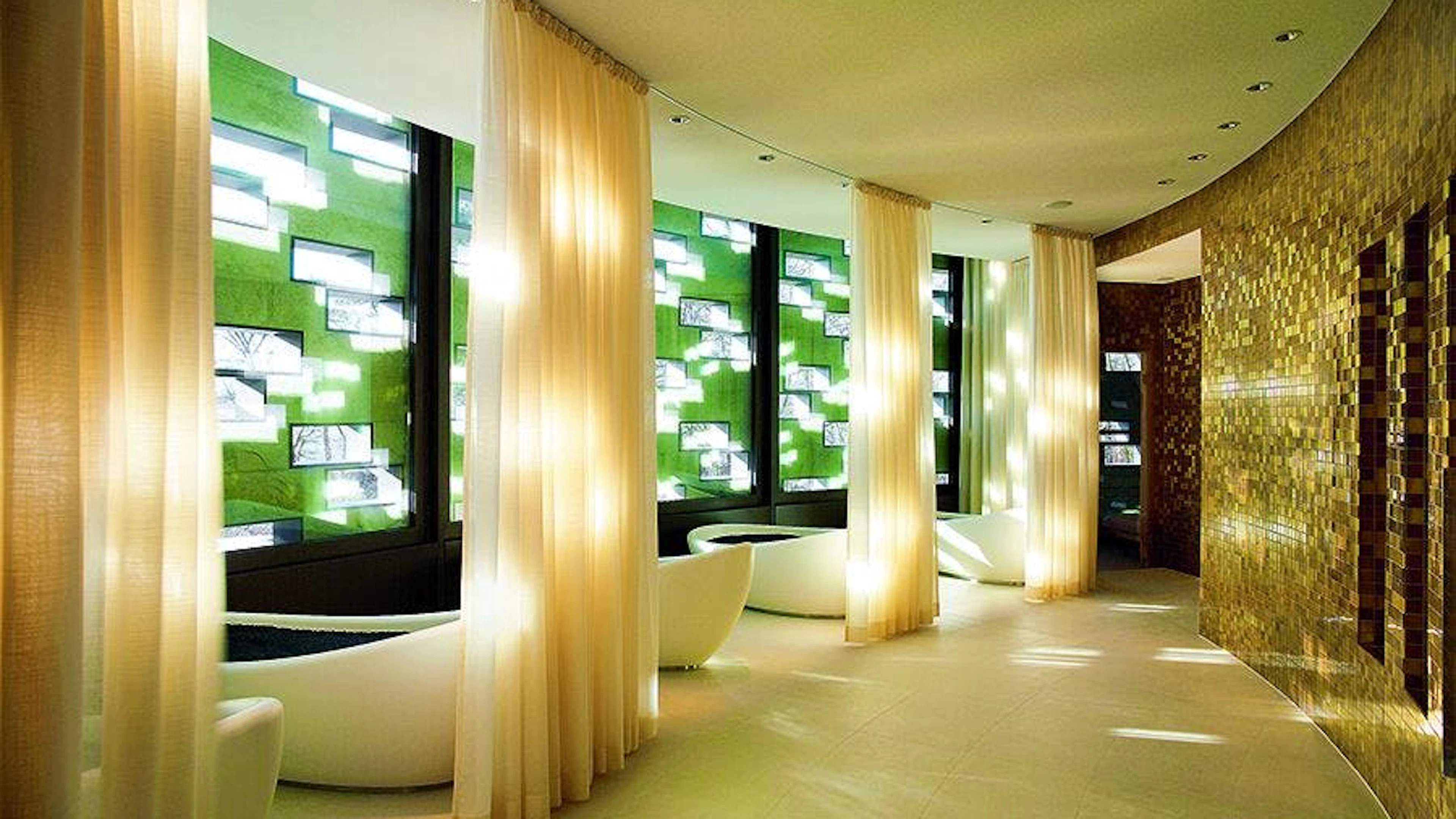 ... das wohl aussergewöhnlichste Angebot: Ein komplettes SPA-Angebot getrennt für die Damen oder Herren der Schöpfung. Ladies’ Spa und Gentlemen’s Spa sind je mit Sauna, Dampfbad, Kotasu-Fussbad, Aromapool, Steampots, Tauchbecken und Solarium ausgestattet.
