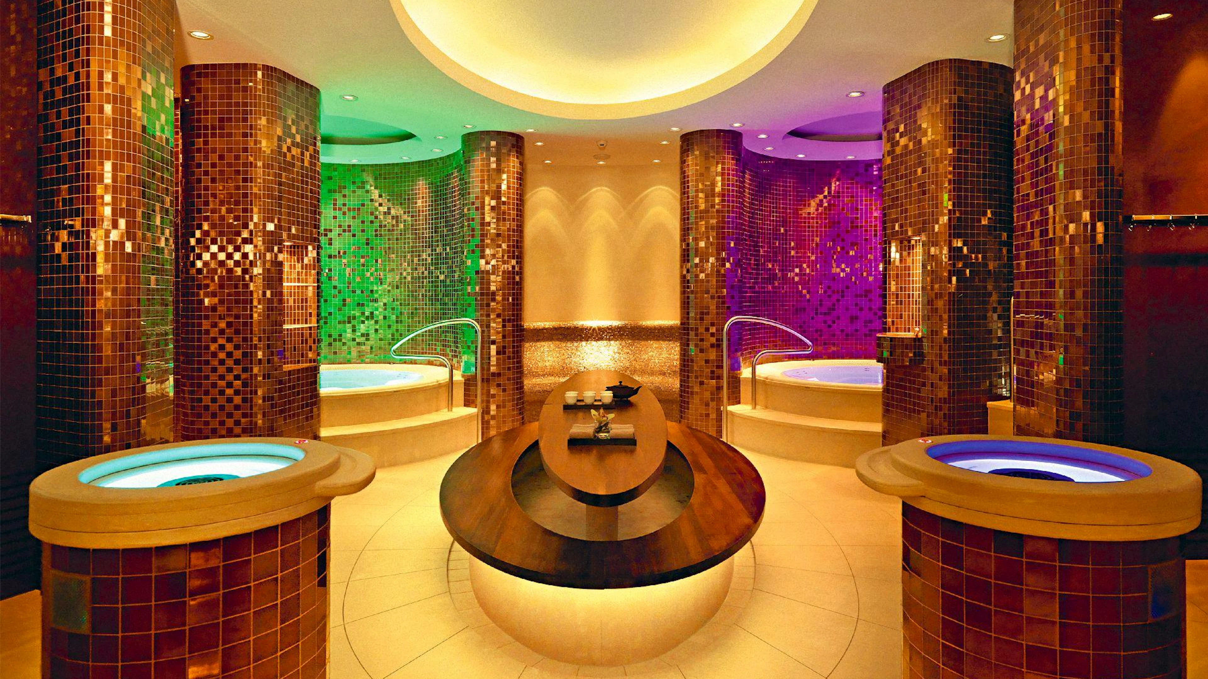 The Dolder Grand, Zürich: 4000 Quadratmeter Genuss verspricht die Wohlfühl Oase des «Dolders» hoch über der Stadt Zürich. Aqua Zone, Spa-Shop, Hairstyling, private Spa-Suiten, Fitnessstudio und, und, und ...