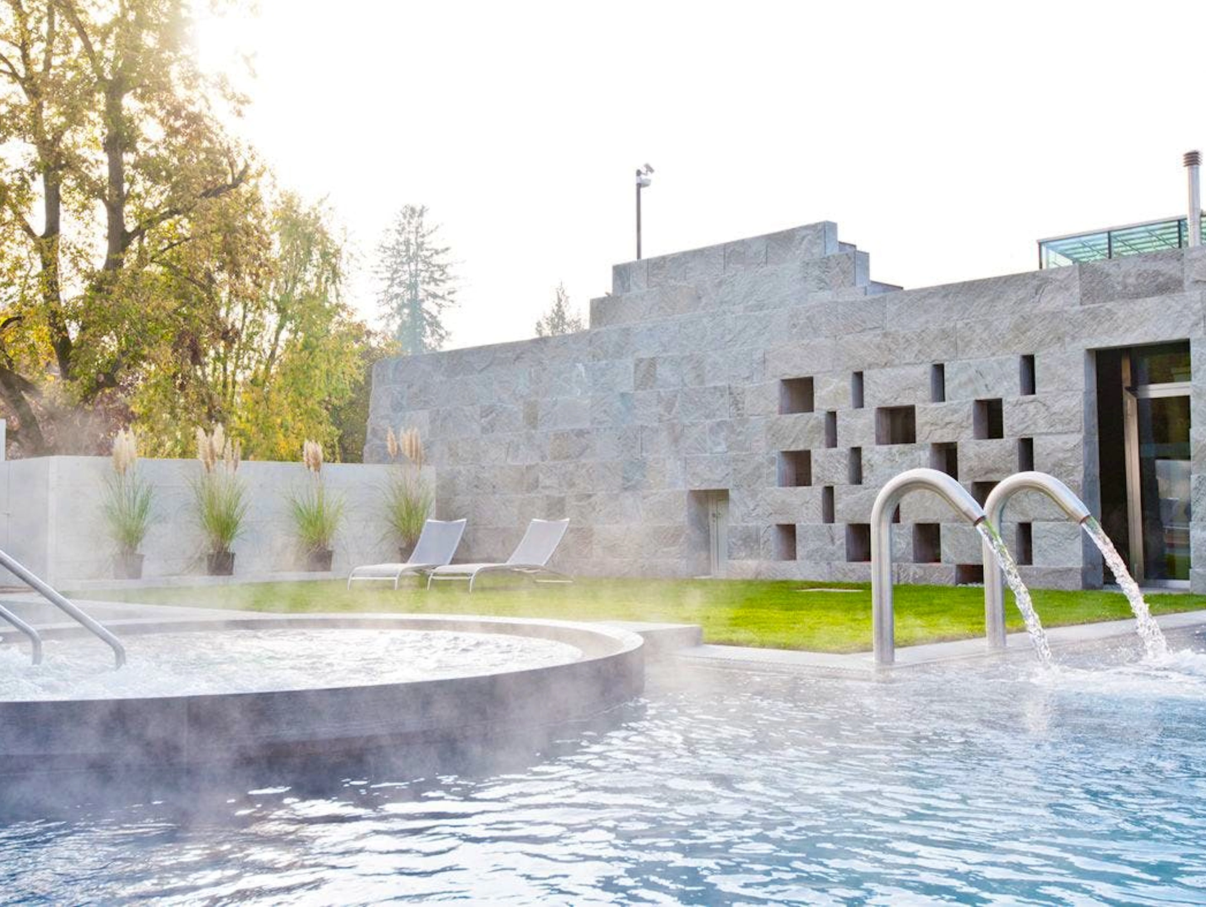 ... einen Aufenthalt im Thermi SPA. Hier drückt das Wasser 45 Grad heiss aus den Tiefen der Erdkruste an die Oberfläche. Dank seiner besonderen Zusammensetzung (Calcium, Natrium, Sulfat, Chlorid) hat es eine heilende Wirkung, ins besondere bei Erkrankungen des Bewegungsapparates, der Luftwege oder der Haut.
