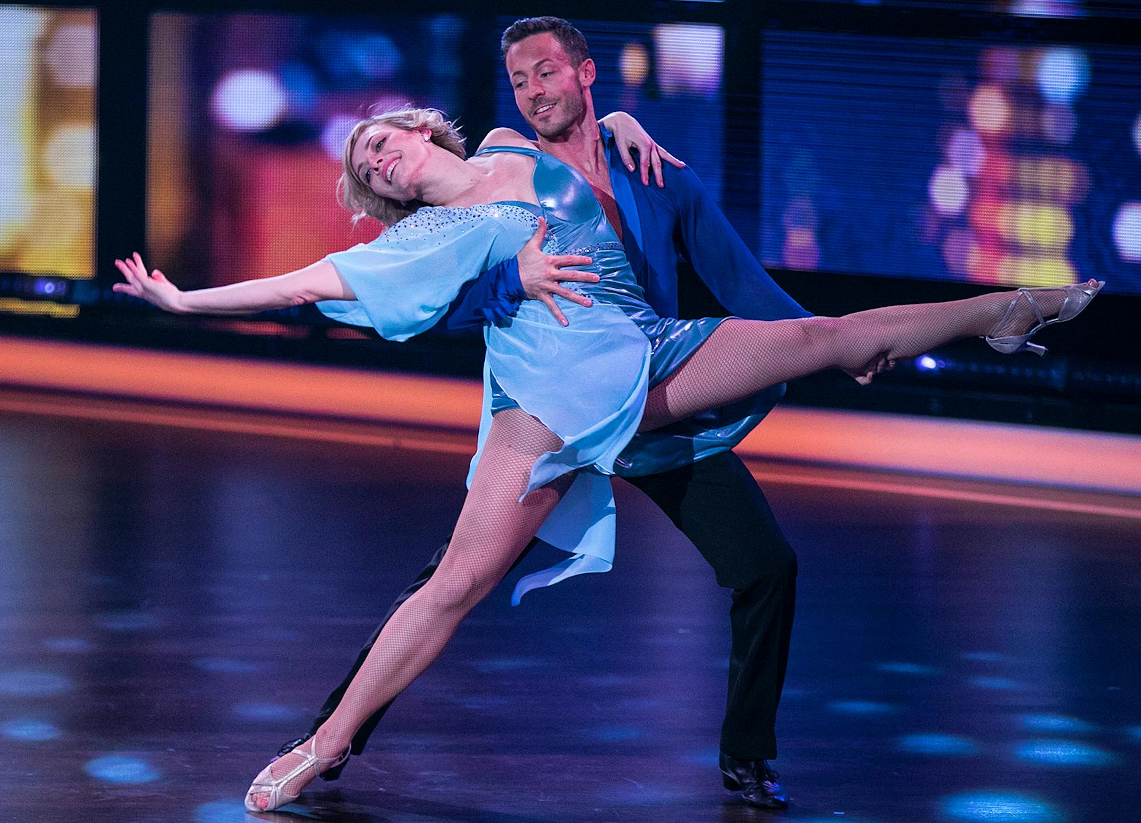 «Ich habe in drei Monaten ein Training reingehauen, das nicht meinem Niveau entsprach. Deshalb war die Verletzungsgefahr auch entsprechend gross»: Susanne Kunz mit Tänzer Marcus Mnerinsky in der Tanzshow «Darf ich bitten?».