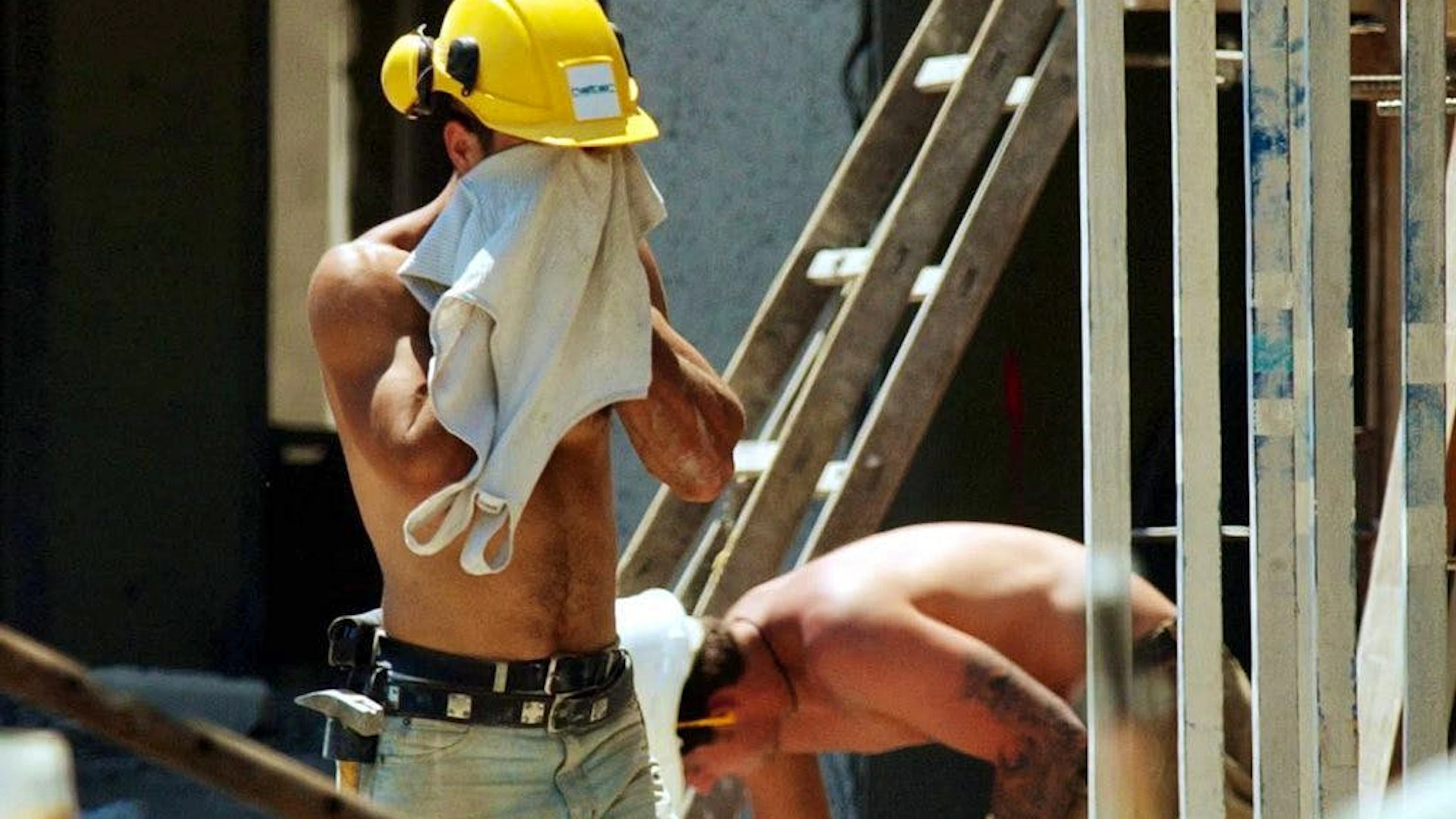 Grundsätzlich sind Arbeitgeber dazu verpflichtet,&nbsp;«ein der Gesundheit nicht abträgliches und der Art der Arbeit angemessenes Raumklima» zu gewährleisten und «Arbeitnehmer vor übermässiger Sonneneinwirkung sowie vor übermässiger Wärmestrahlung, die durch Betriebseinrichtungen und Arbeitsvorgänge verursacht wird, zu schützen».