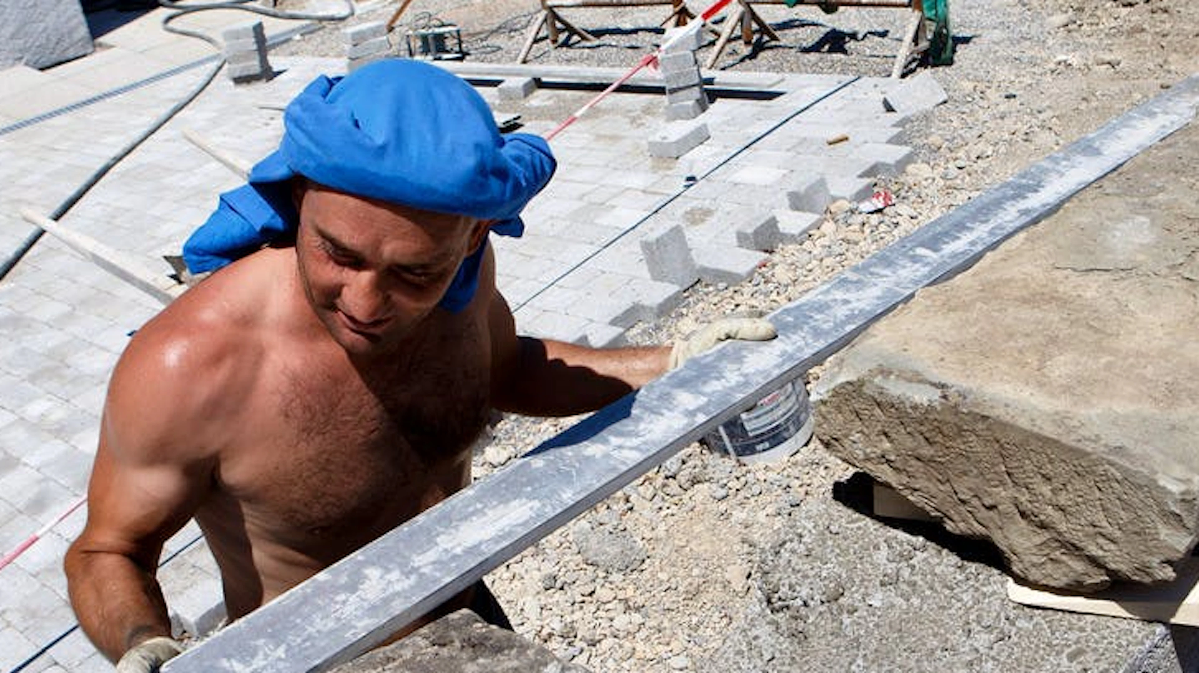 So gelten für Arbeitnehmer, die schwere körperliche Arbeiten verrichten, niedrigere Temperaturempfehlungen als etwa für Büroarbeiter.