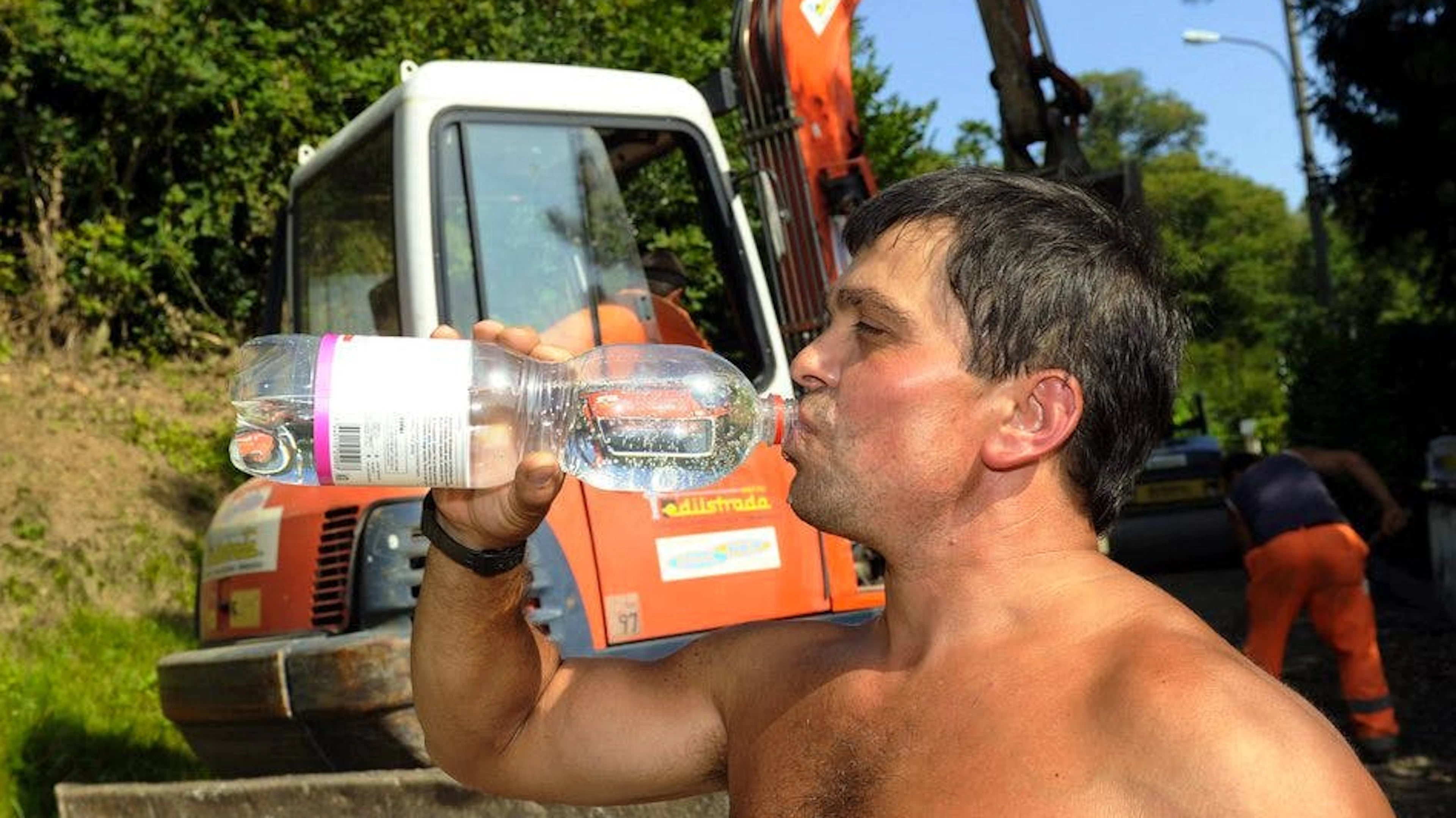 Ob nun Bau- oder Büroarbeiter: Viel trinken sollten bei grosser Hitze alle Arbeitnehmer. Die Wasserversorgung ist dabei auch Chefsache.