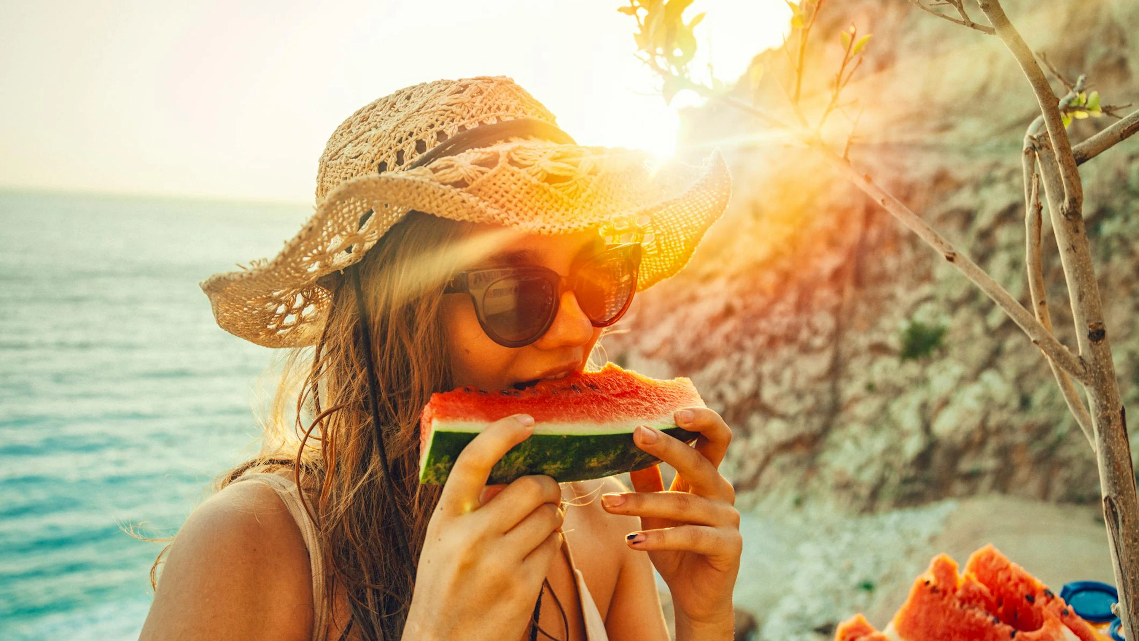 Wer wenig trinkt, kann zu Wassermelone, Gurke oder Tomate greifen. Sie enthalten bis zu 90 Prozent Wasser und schmecken erfrischend gut.
