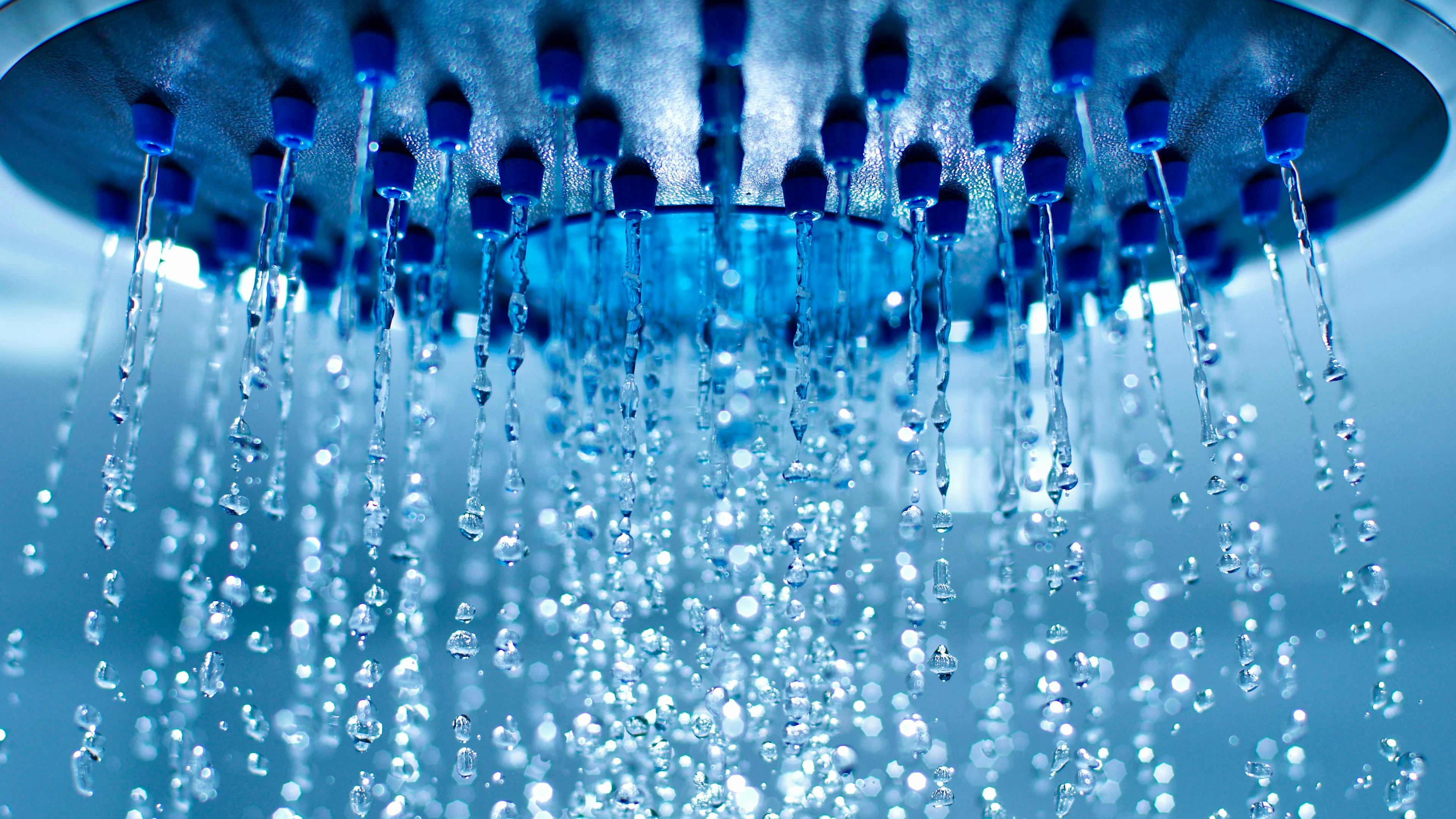 Die kalte Dusche ist verlockend, bringt den Körper aber noch mehr ins Schwitzen, da bei eiskaltem Wasser die körpereigene Heizung aktiviert wird. Eine lauwarme Dusche ist wirkungsvoller, und hält uns vor dem Schlafen gehen auch in Tropennächten frisch.