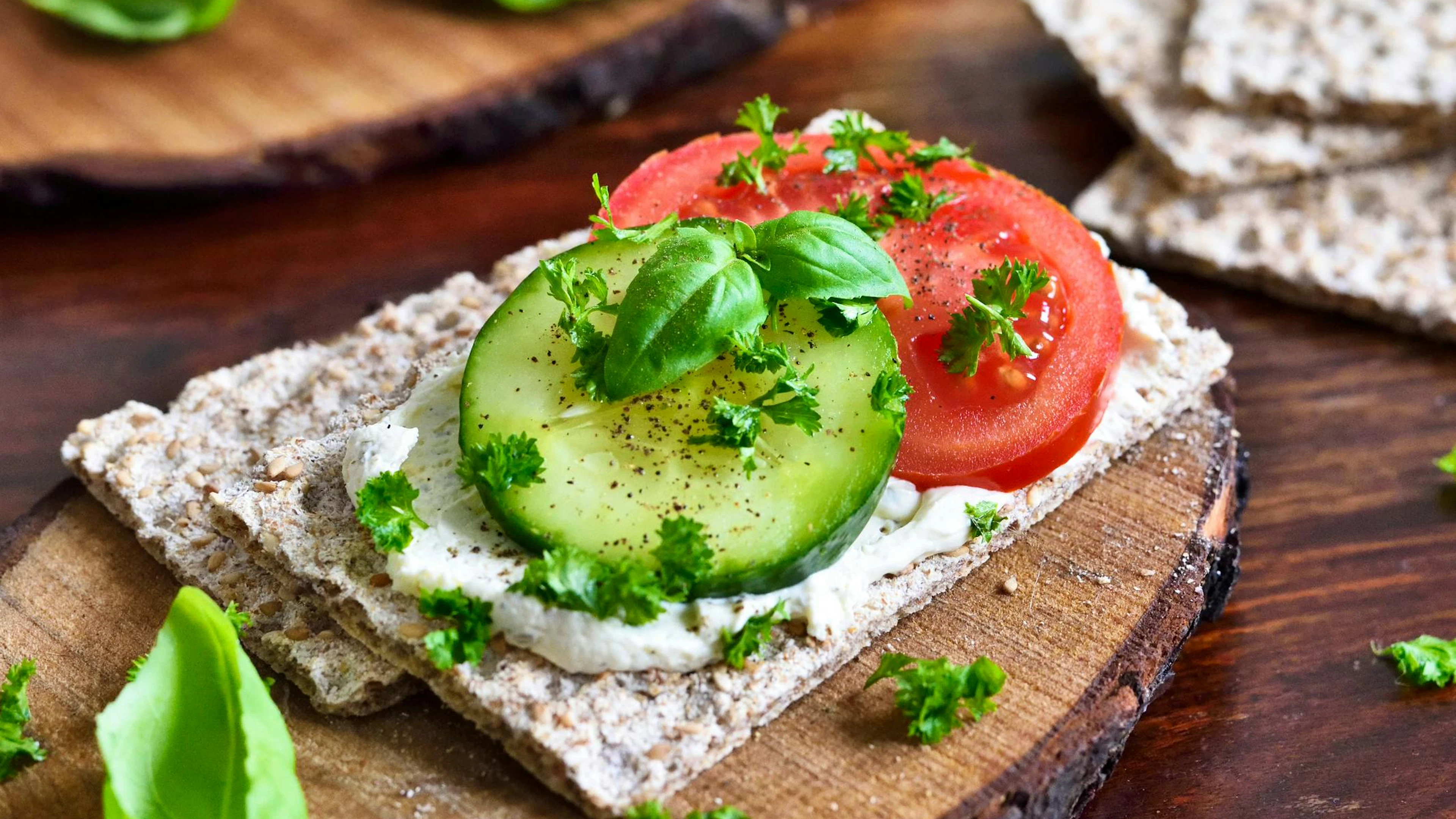 Achte auf eine leichte Ernährung, um den Körper nicht noch zusätzlich zu belasten. Salate oder kalte Suppen stehen jetzt auf dem Speiseplan.