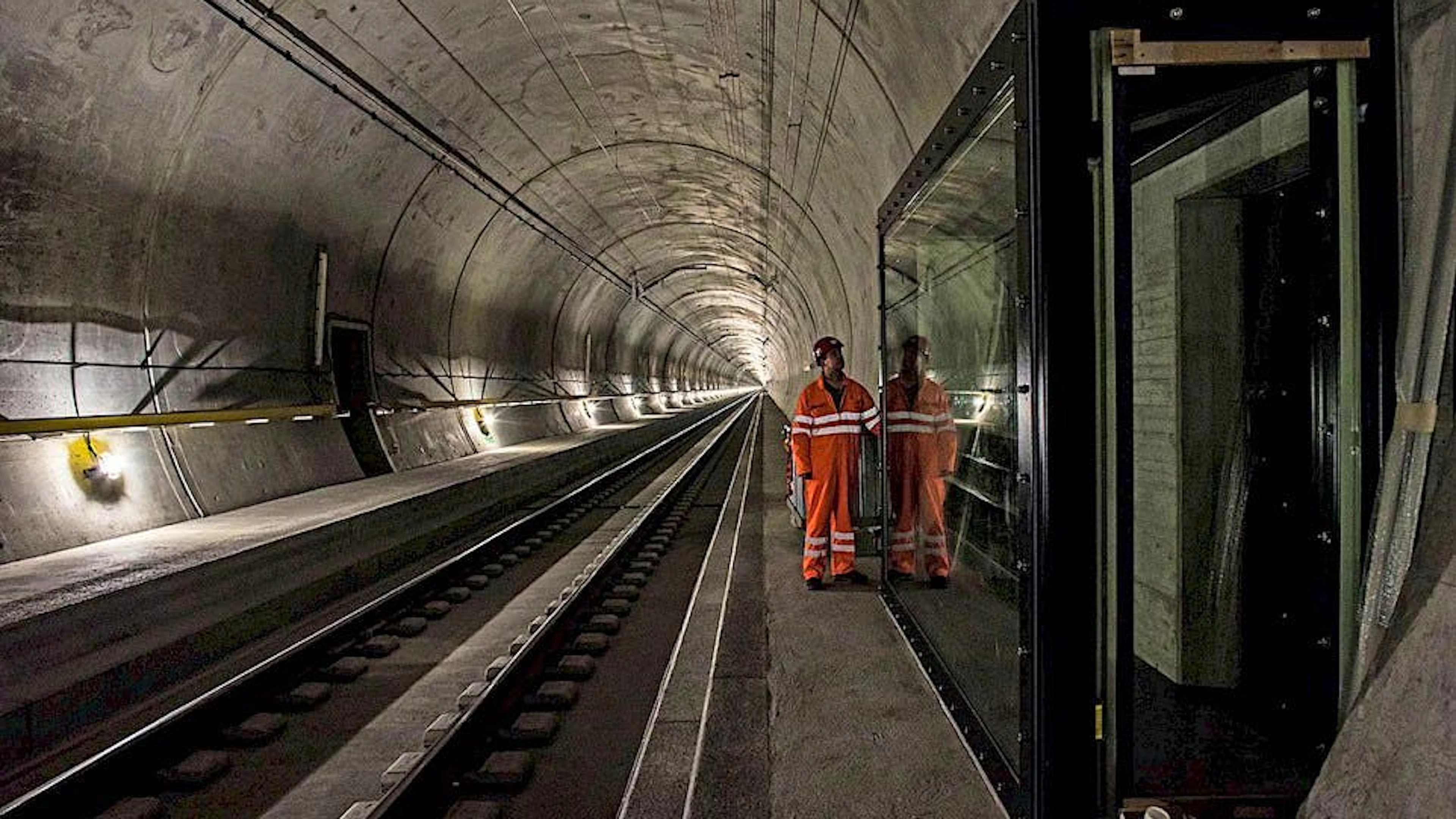 Das Gotthard-Tunnelsystem misst mit all seinen Zugangs- und Verbindungsstollen über 152 Kilometer. Dieses Besucherfenster in Amsteg gibt den Blick auf die vorbeirauschenden Züge frei.