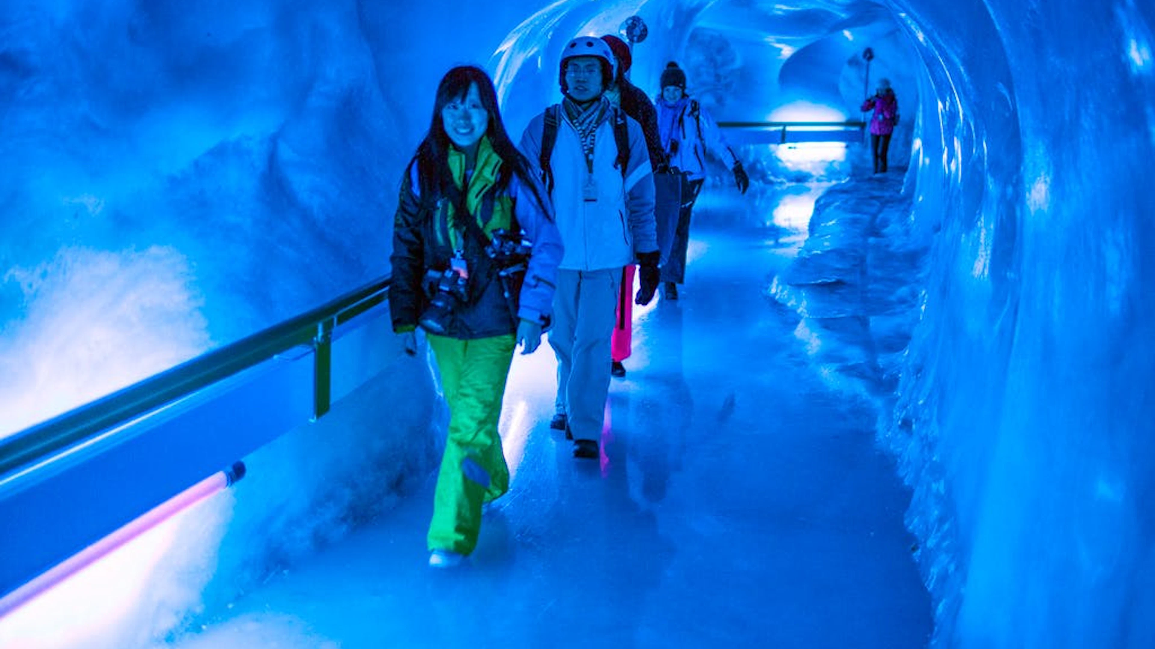 150 Meter lang, 10 Meter unter der Gletscheroberfläche, frostige Temperaturen: Der Rundgang durch die Gletschergrotte auf dem Titlis ist ein wahrhaft cooles Abenteuer.