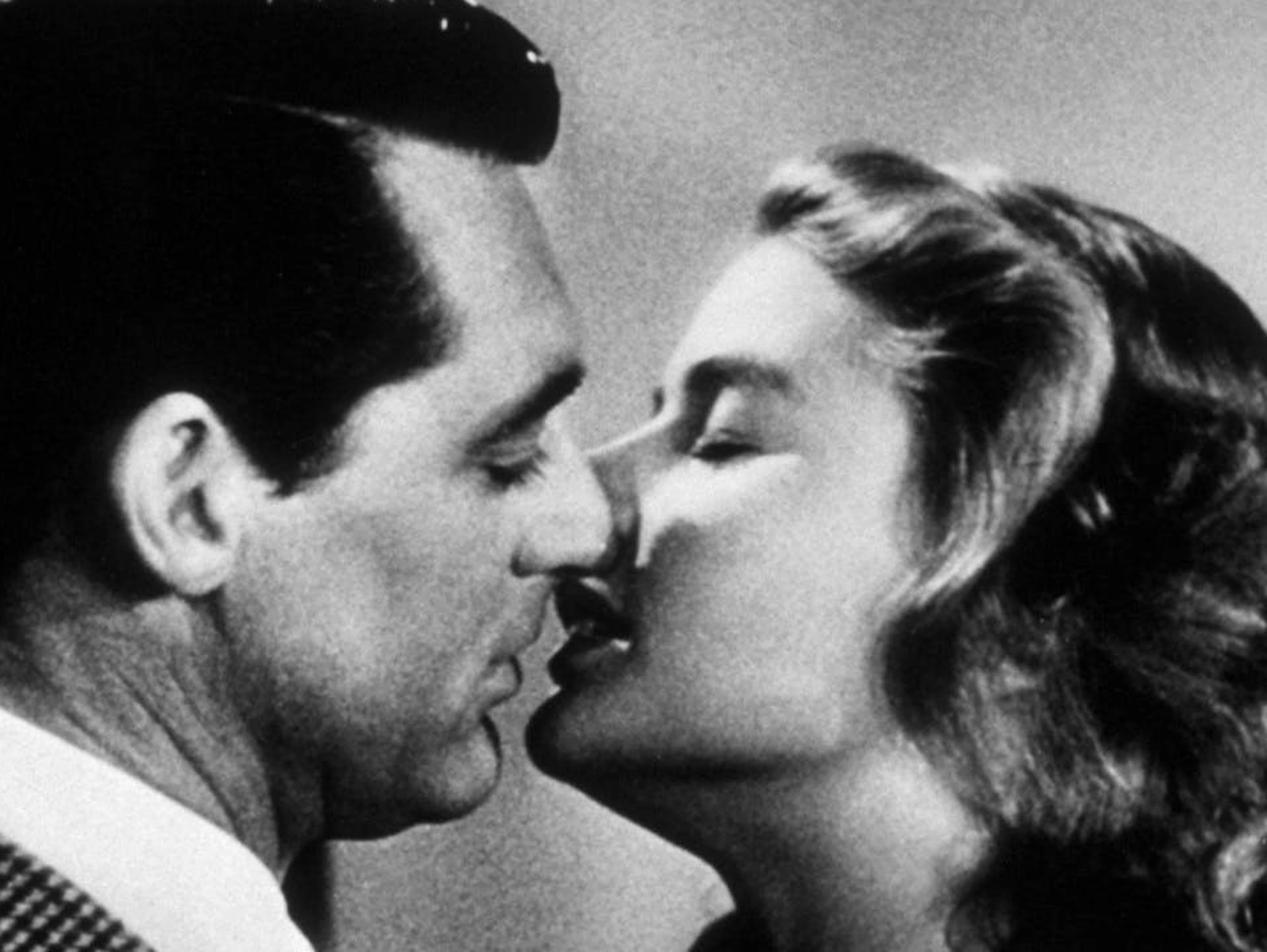 Platz 18: Alfred Hitchcock verstand sich nicht nur auf Hochspannungsszenen, sondern auch auf die perfekte Inszenierung romantischer Zweisamkeit. In «Berüchtigt» (1946) fiel ihm das besonders leicht: Mit Cary Grant und Ingrid Bergman standen zwei der schönsten Leinwandstars ihrer Zeit vor seiner Kamera.&nbsp;