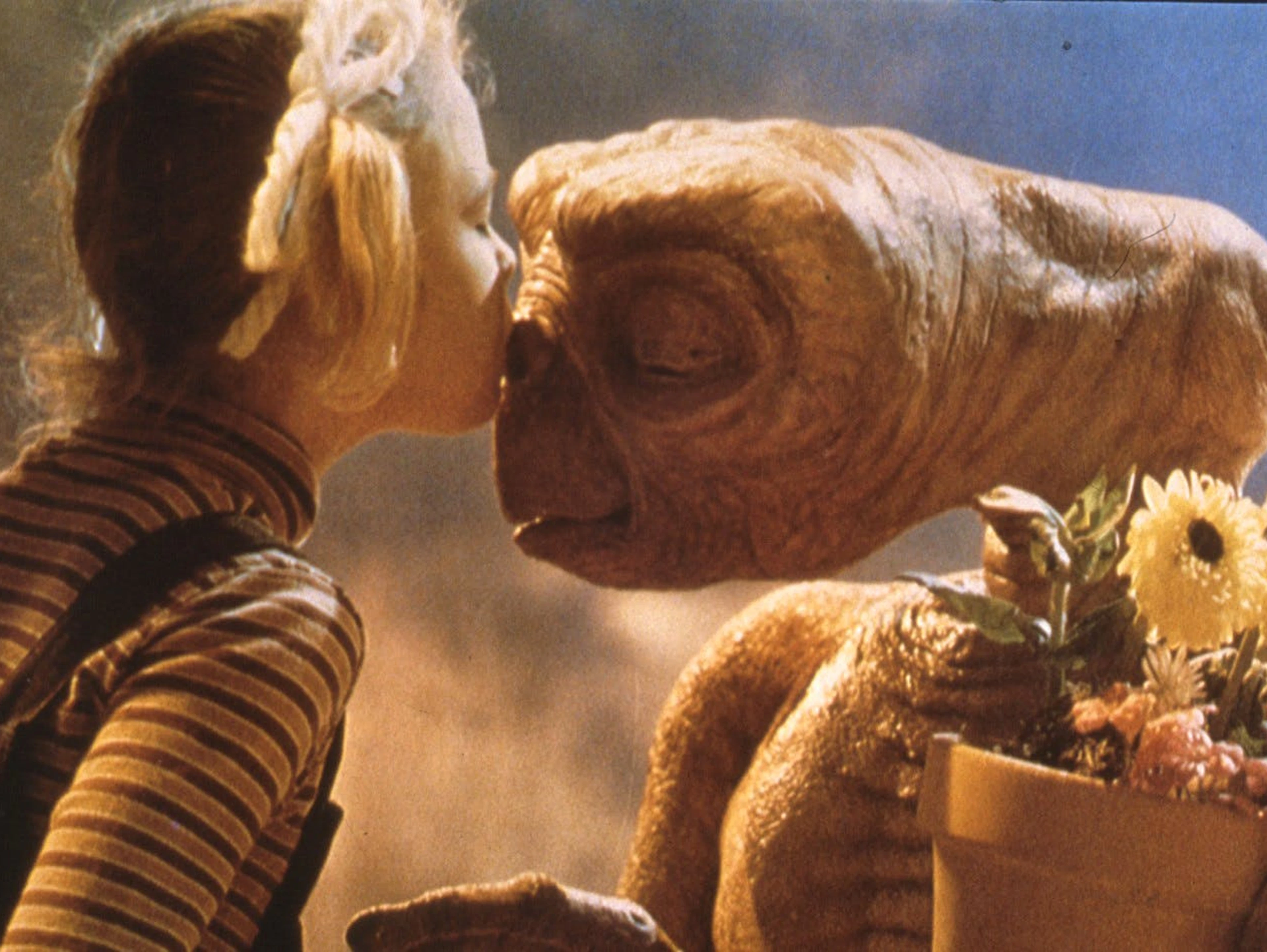 Platz 1: Zum Ende ein Abschiedskuss! Als der knuffige Ausserirdische «E.T.» (1982) in die Heimat zurück will, drückt Drew Barrymore ihm einen Schmatzer auf die Aliennase - und jedem, der kein Herz aus Stein hat, kräftig auf die Tränendrüse. Für uns der schönste Filmkuss aller Zeiten.&nbsp;