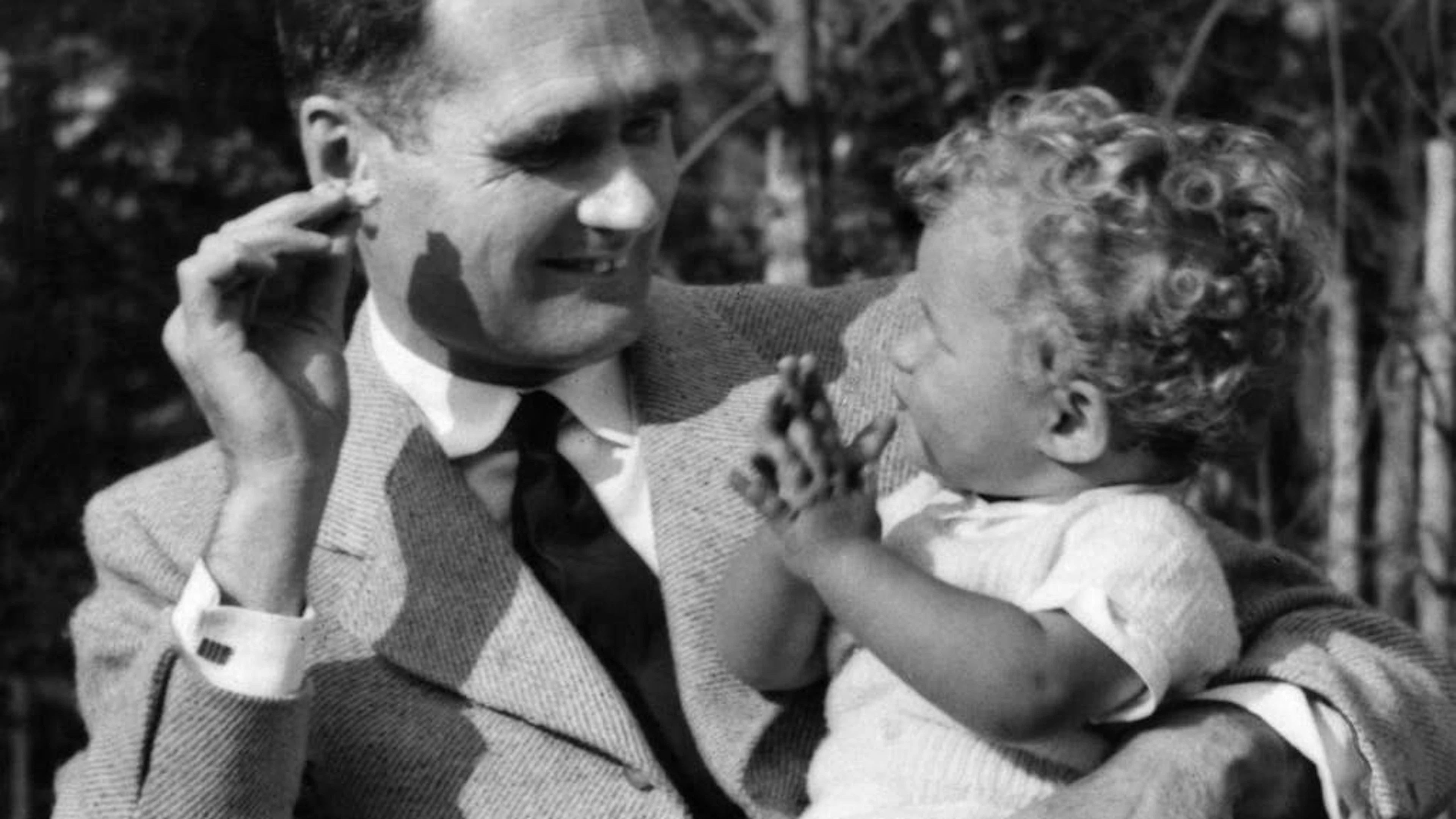 Cependant, contrairement à Albert Speer Senior (1905-1981), qui avait contribué au déploiement d'une architecture nazie et d'une organisation urbaine mégalomaniaque, le fils a œuvré en faveur d'une culture architecturale démocratique et responsable qui lui a valu de recevoir de nombreux prix et récompenses.