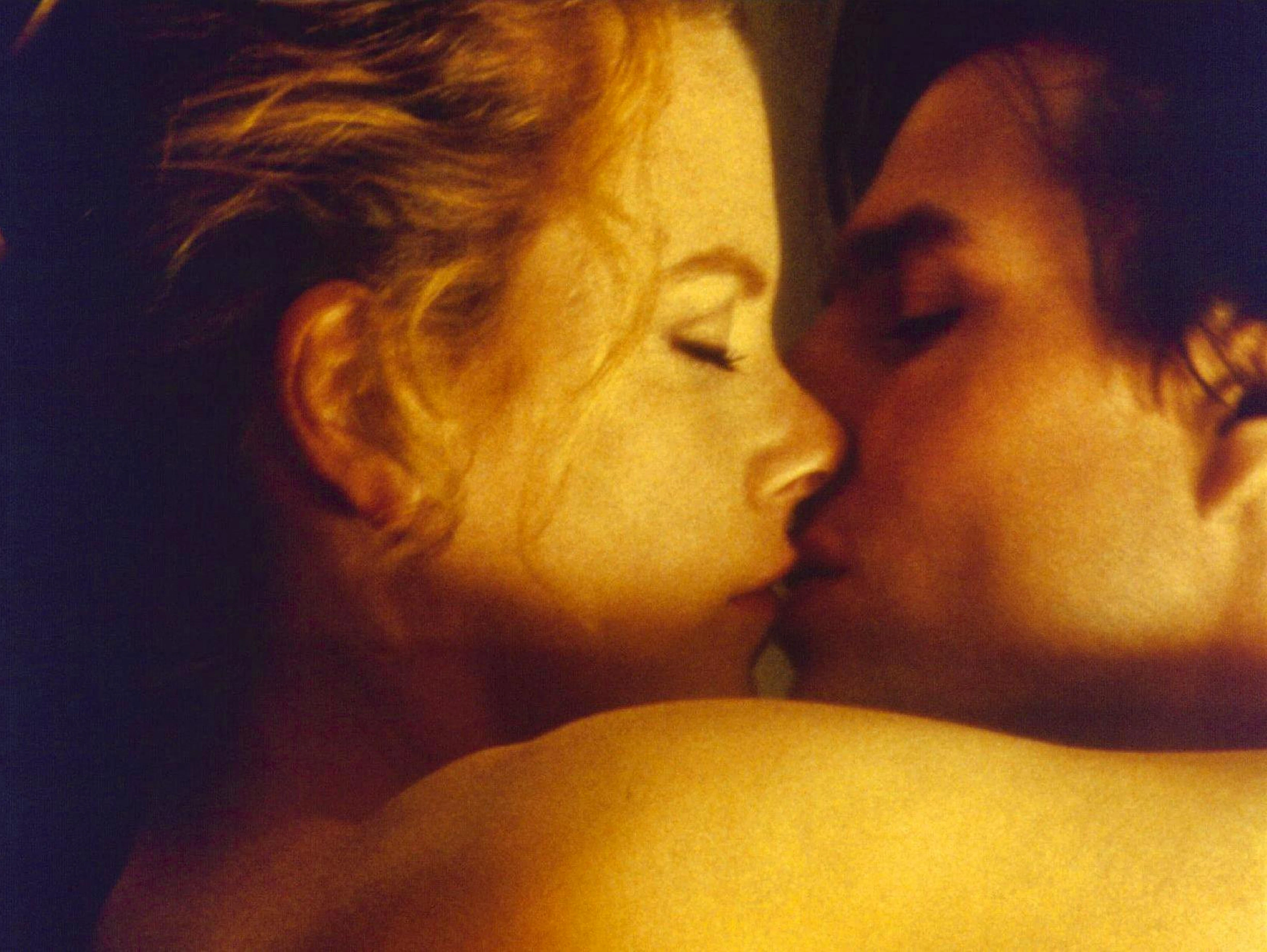 Platz 7: Fraglos einer der intimsten bilabialen Filmmomente und gewiss kein gefakter Kuss. Als Nicole Kidman und Tom Cruise in «Eyes Wide Shut» (1999) den Körperkontakt suchten, waren die beiden miteinander verheiratet. Und einzig Regisseur Stanley Kubrick befand sich beim Dreh mit ihnen im Raum.&nbsp;
