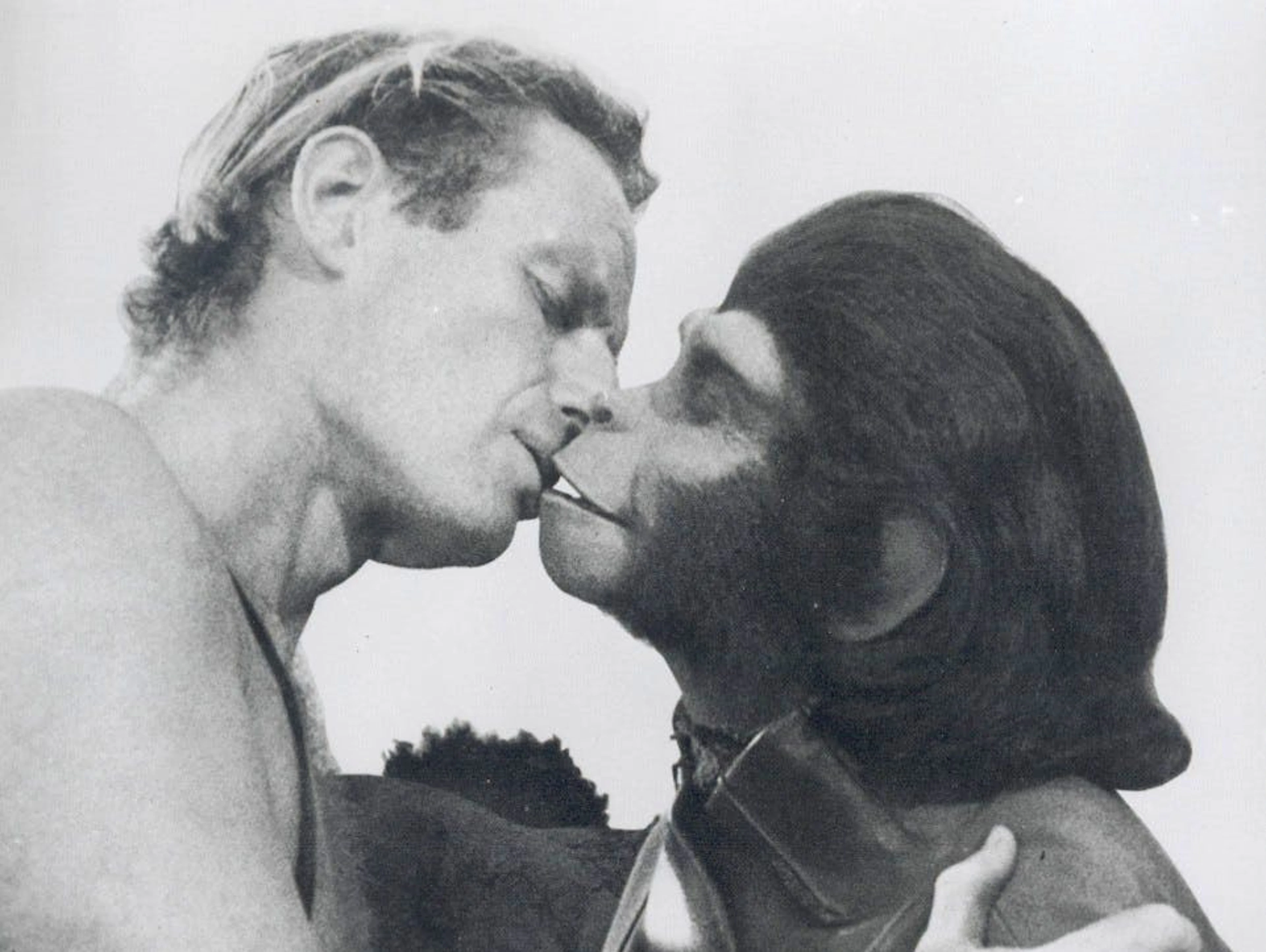 Platz 11: Nanu, wer küsst denn da Charlton Heston? Es ist Kim Hunter, die im Schimpansenfell als Dr. Zira in «Planet der Affen» (1968) zarte Bande zur menschlichen Spezies knüpft. Affig? Nein, episch!