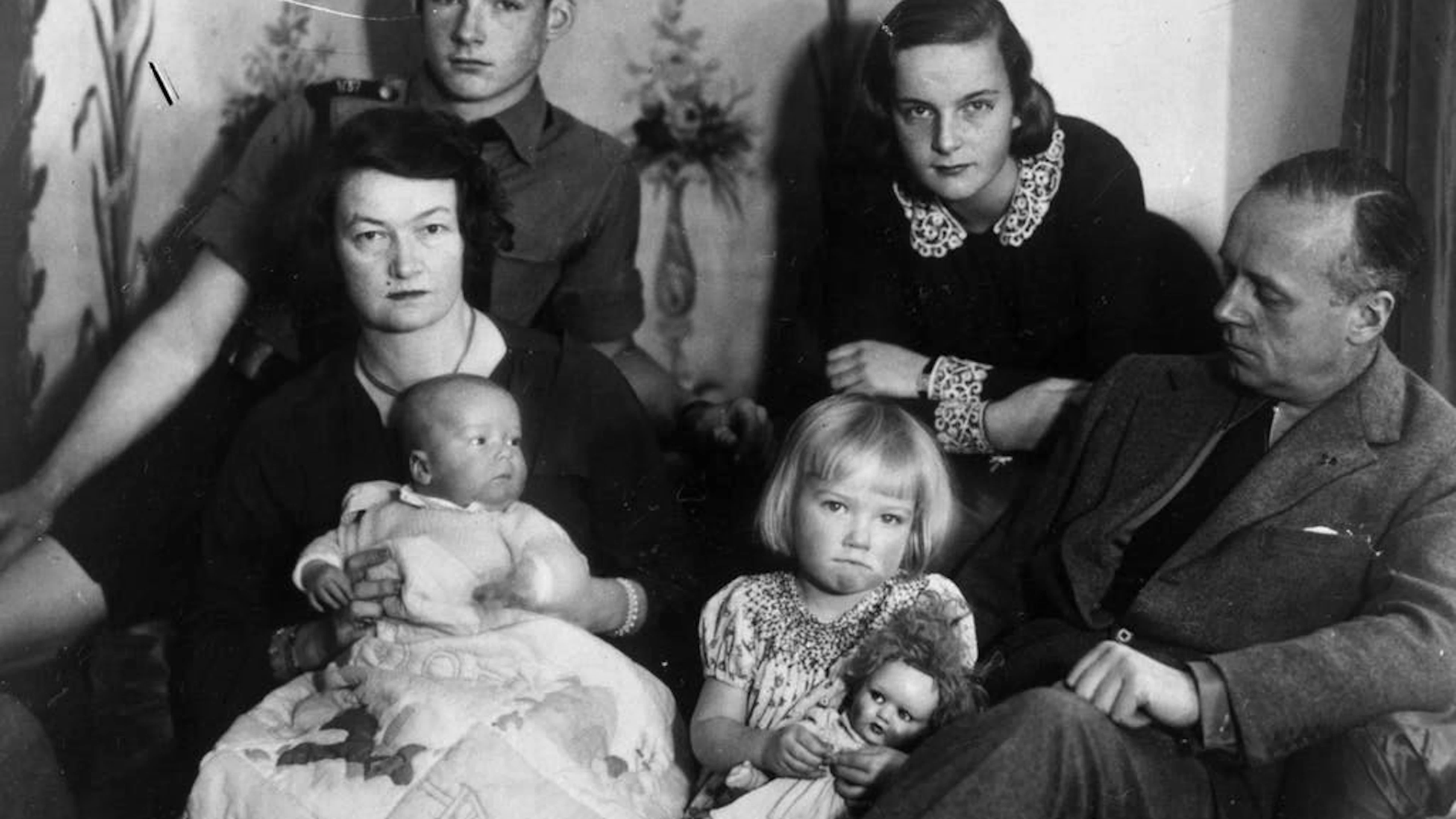 Le ministre des Affaires étrangères Joachim von Ribbentrop (1893-1946, à droite) sur une photo de famille prise aux alentours de 1940. Au cours d'une interview accordée à une chaîne de télévision russe, son fils aîné Rudolf von Ribbentrop (né en 1921, au-dessus à gauche) s'est dit reconnaissant du destin que son père célèbre lui avait offert et de tout ce qu'il lui avait permis de vivre.
