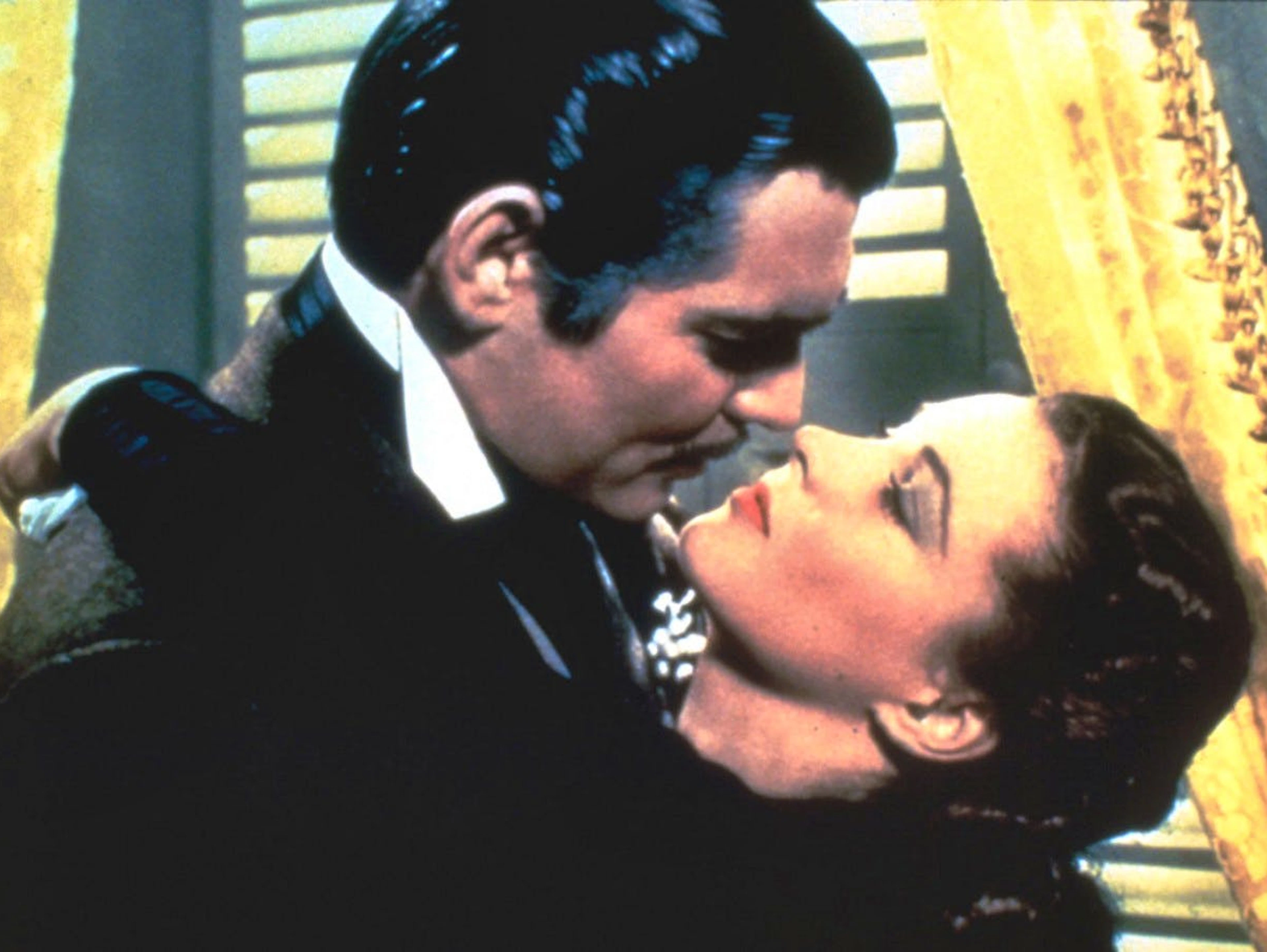 Platz 3: Wollte man den idealen Filmkuss in Bronze giessen, so sähe er wahrscheinlich aus. Clark Gable und Vivien Leigh in «Vom Winde verweht» (1939) gelten eben nicht von ungefähr als Leinwandtraumpaar schlechthin.&nbsp;